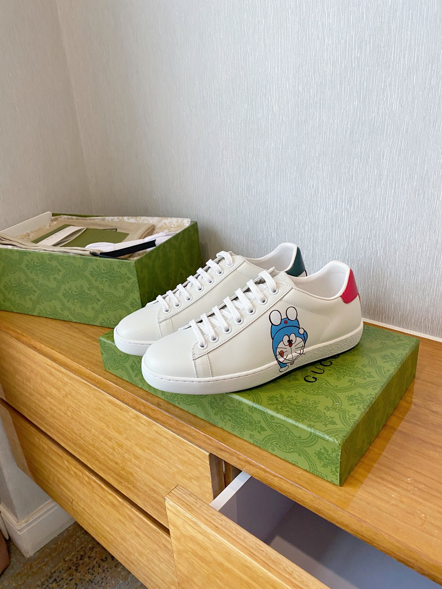 Gucci Women's Ace sneaker with bee sneaker 4 - vstockx