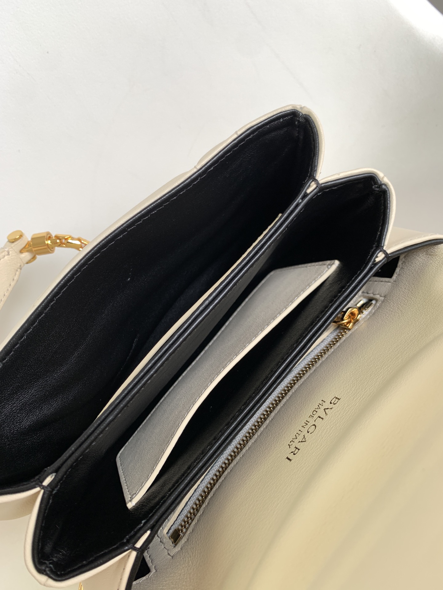 Handbags Bvlgari SERPENTI REVERSE size:22.5*15*7 cm - vstockx