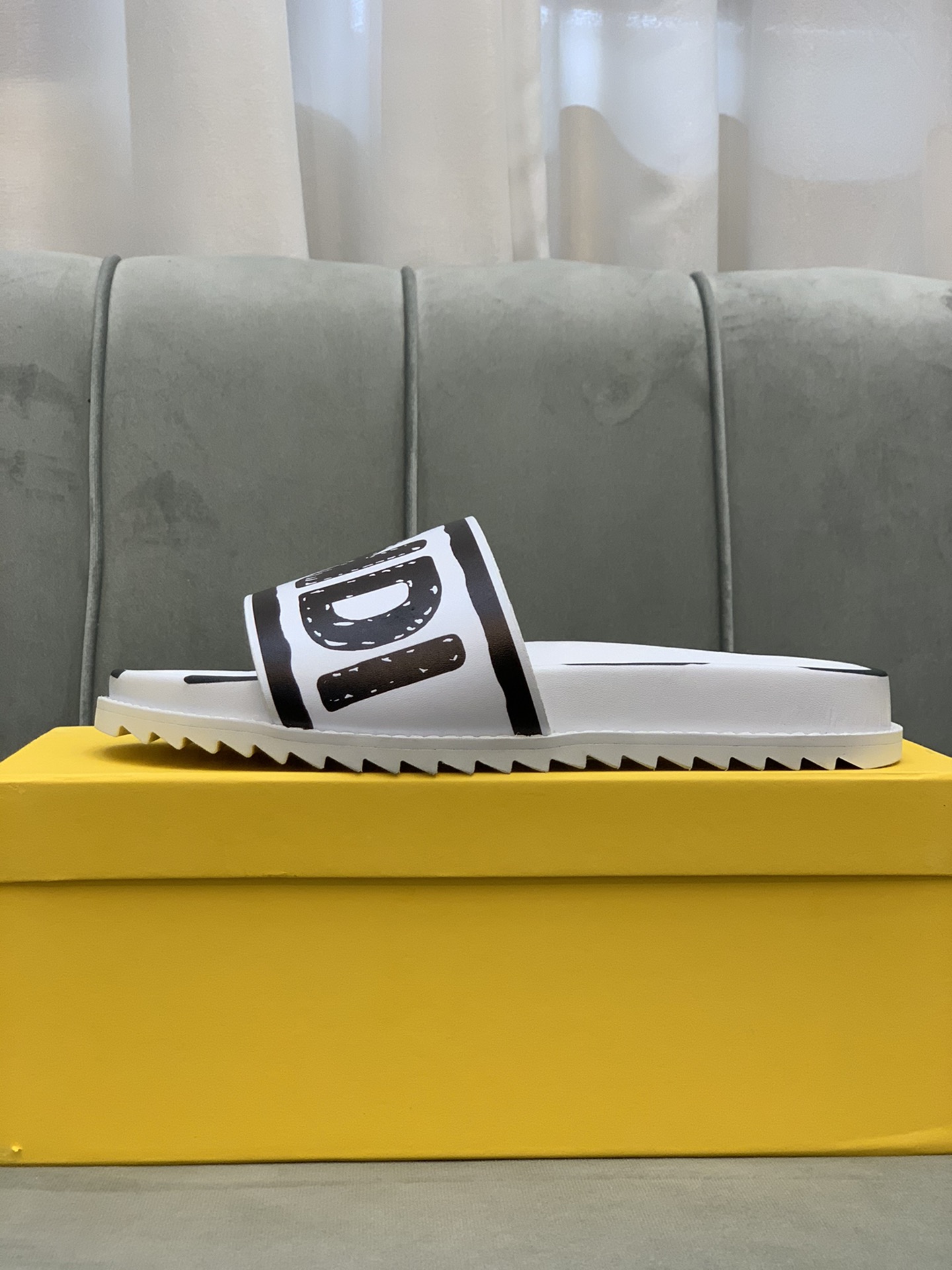 Fendi Slides 9 - vstockx