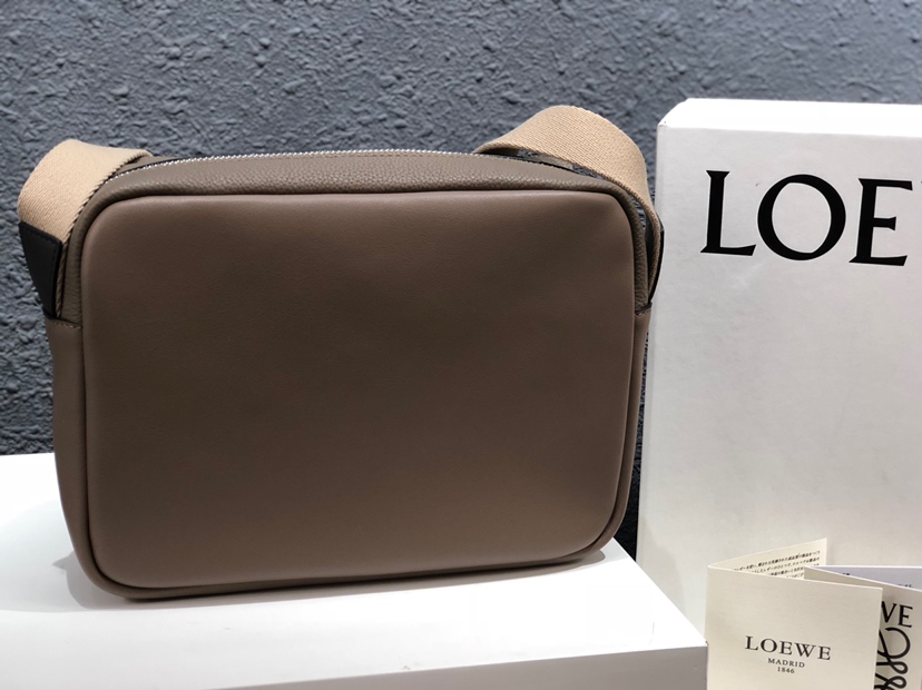 Handbags LOEWE ykk size:23x18x9 cm - vstockx