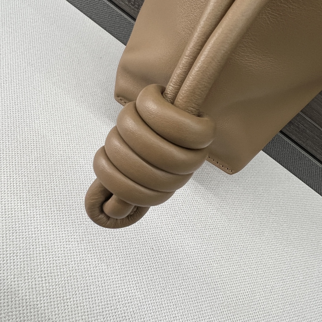 Handbags LOEWE 10856 size:30.5*24.5*10*5 cm - vstockx