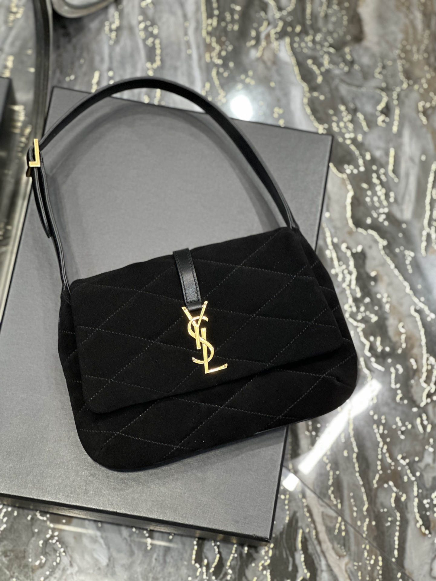 Handbags SAINT LAURENT 698567 size 24  18  5.5 cm - vstockx