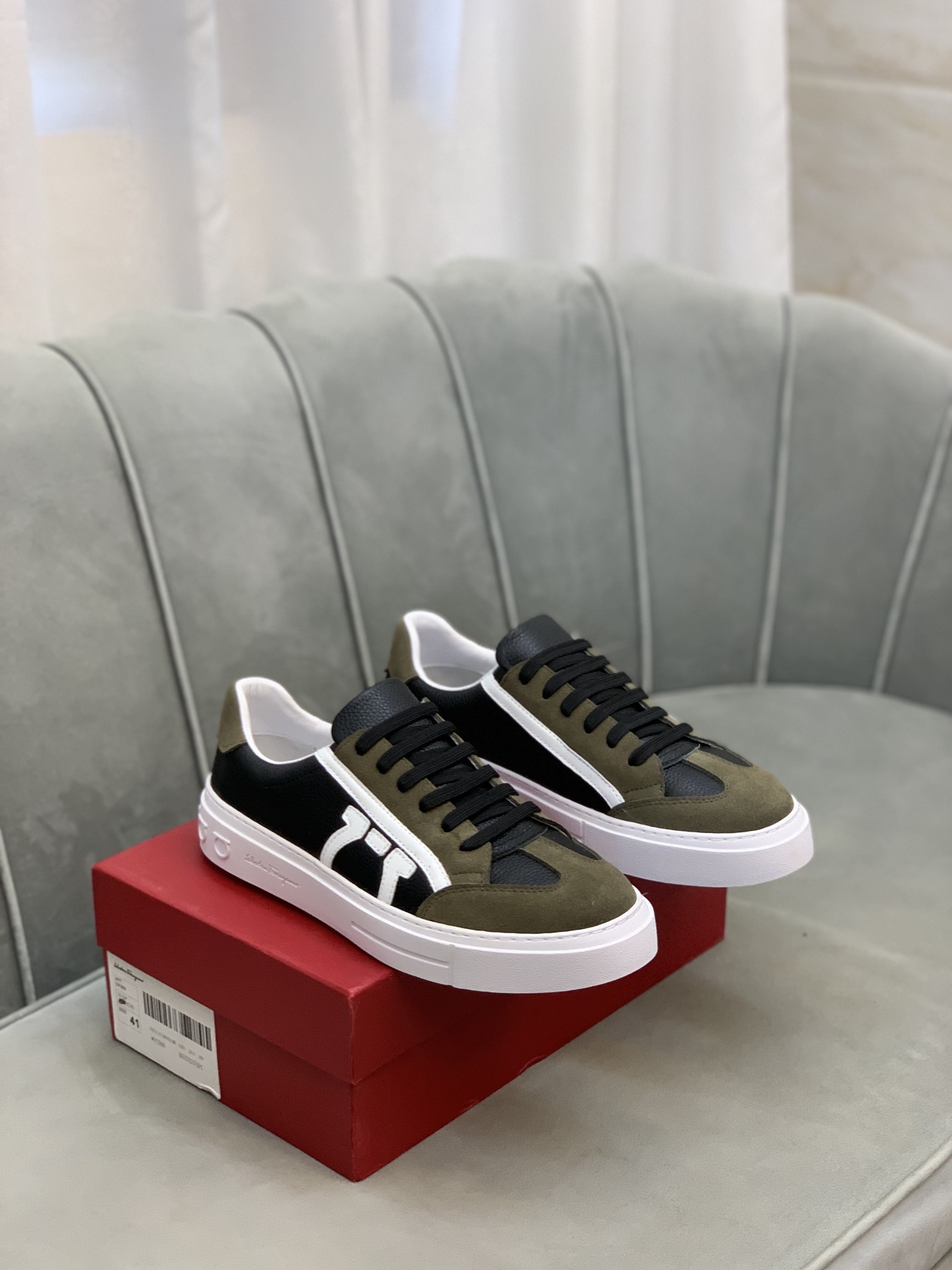 Salvatore Ferragamo Gancini Sneaker 7 - vstockx