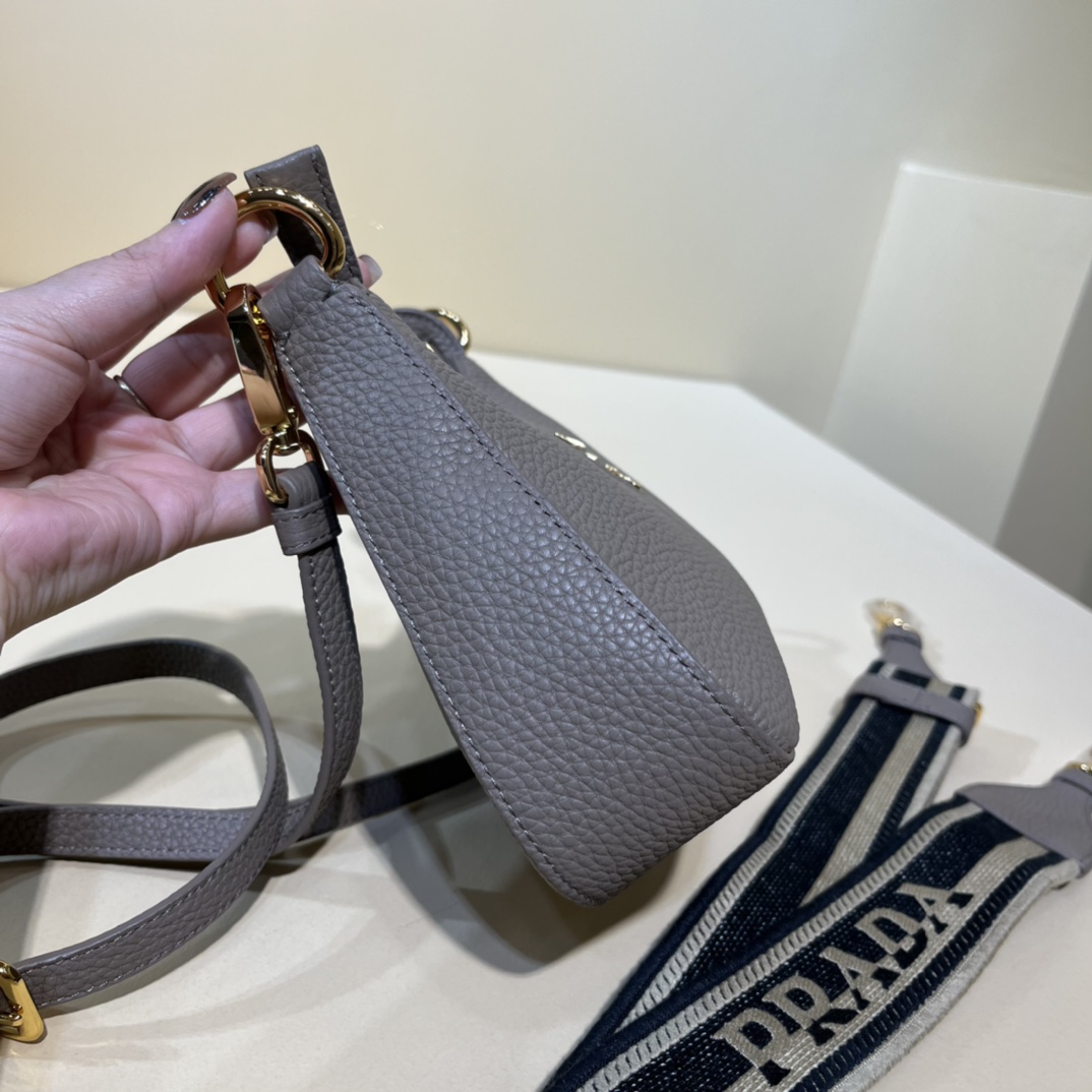 Handbags Prada 1BH193 size:24×18×6 cm - vstockx