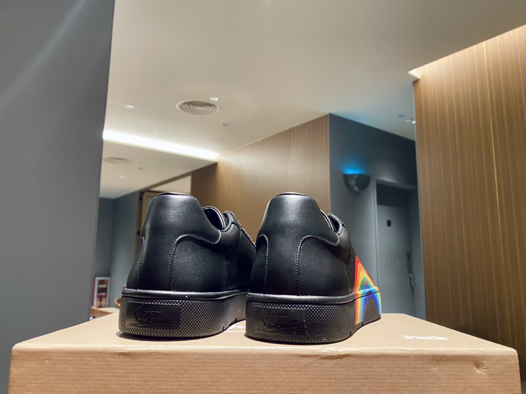 Christian Louboutin Low Top Sneakers 5 - vstockx