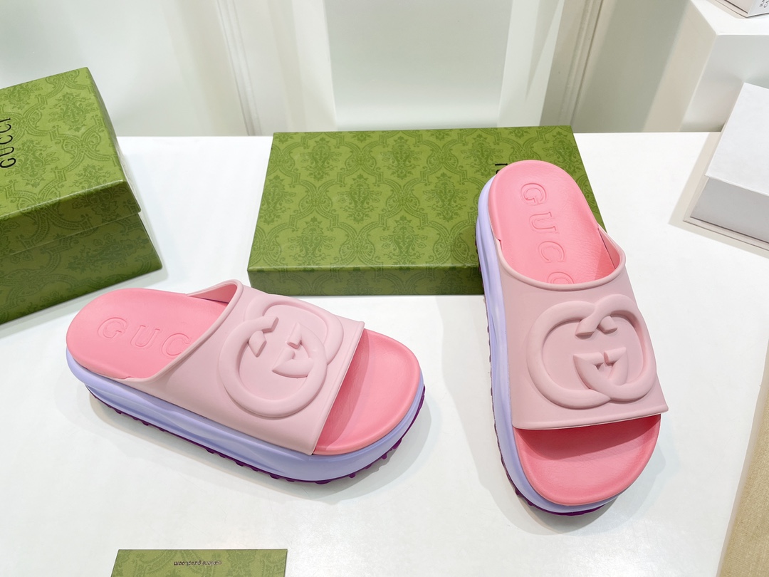 Gucci Women's slide sandal with Interlocking G WOMEN 5 - vstockx