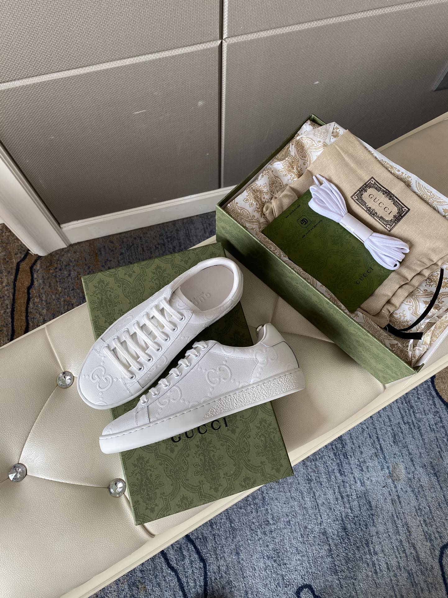 Gucci Women's Ace sneaker with bee sneaker 4 - vstockx