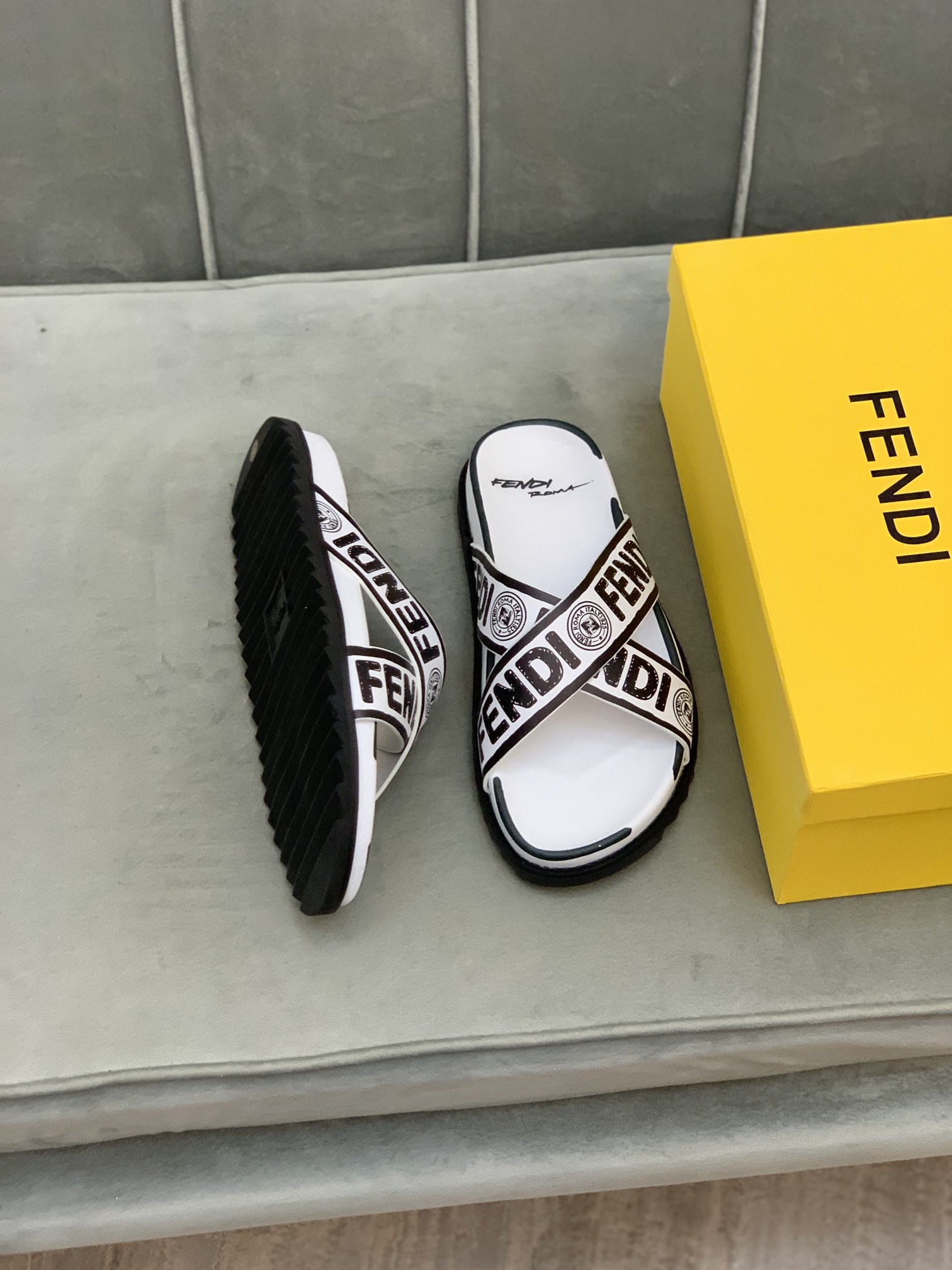 Fendi Slides 10 - vstockx
