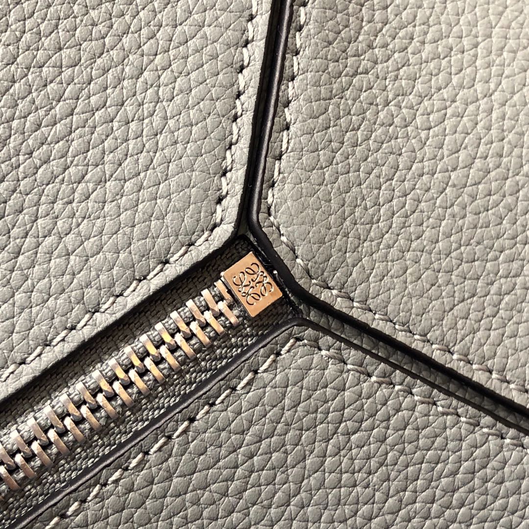 Handbags LOEWE ykk size:33x44.5x19 cm - vstockx