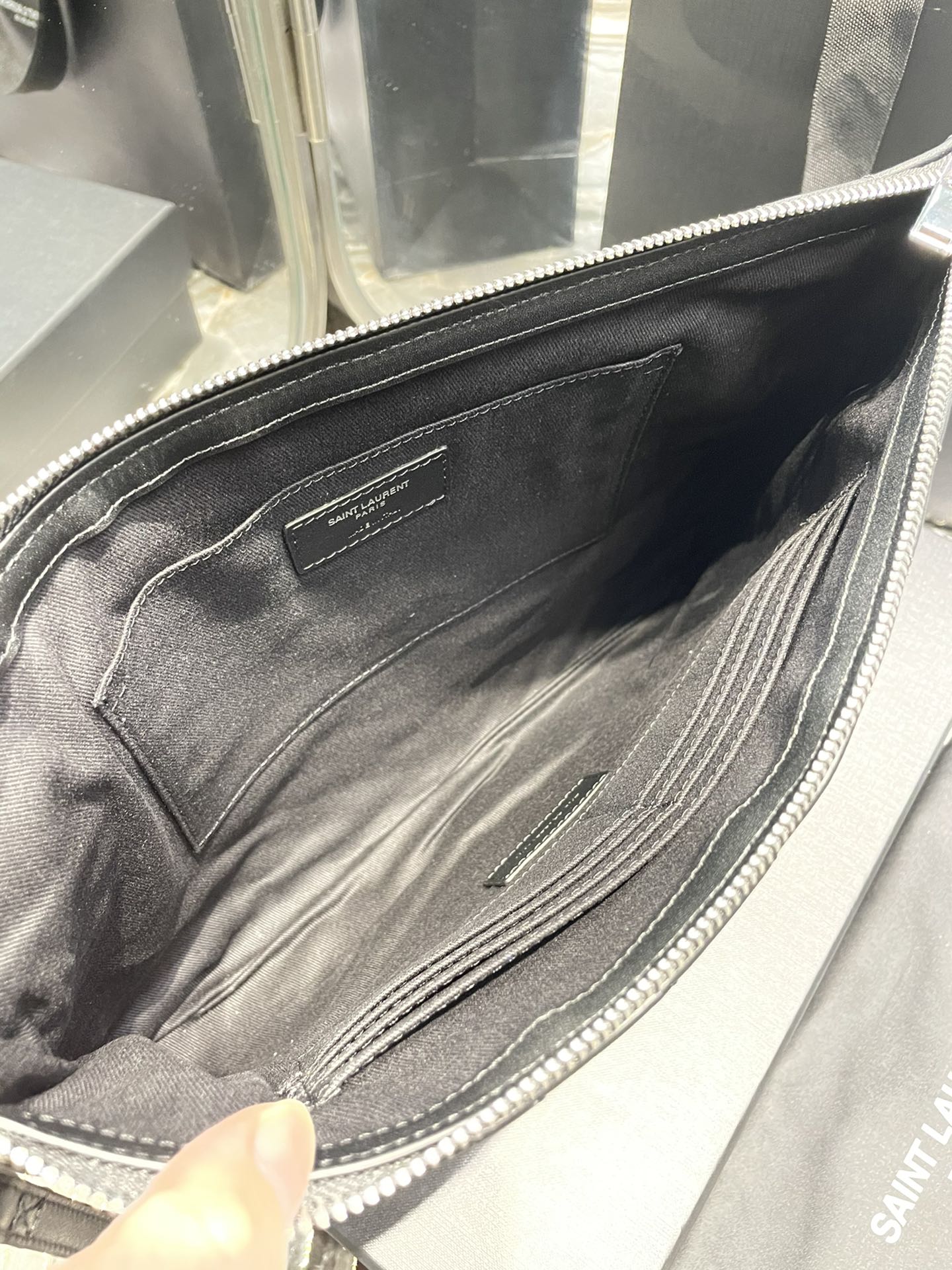 Handbags SAINT LAURENT 440222 size 36x24.5x2.5 cm - vstockx