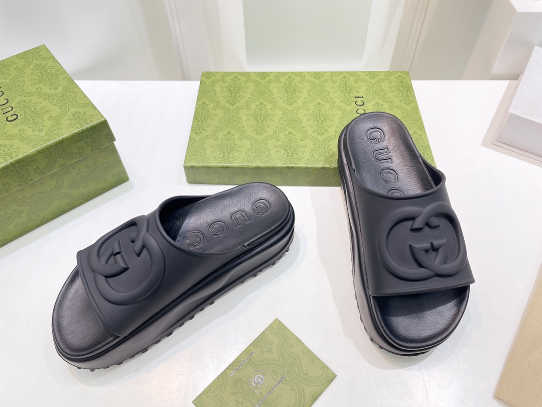 Gucci Women's slide sandal with Interlocking G WOMEN 5 - vstockx