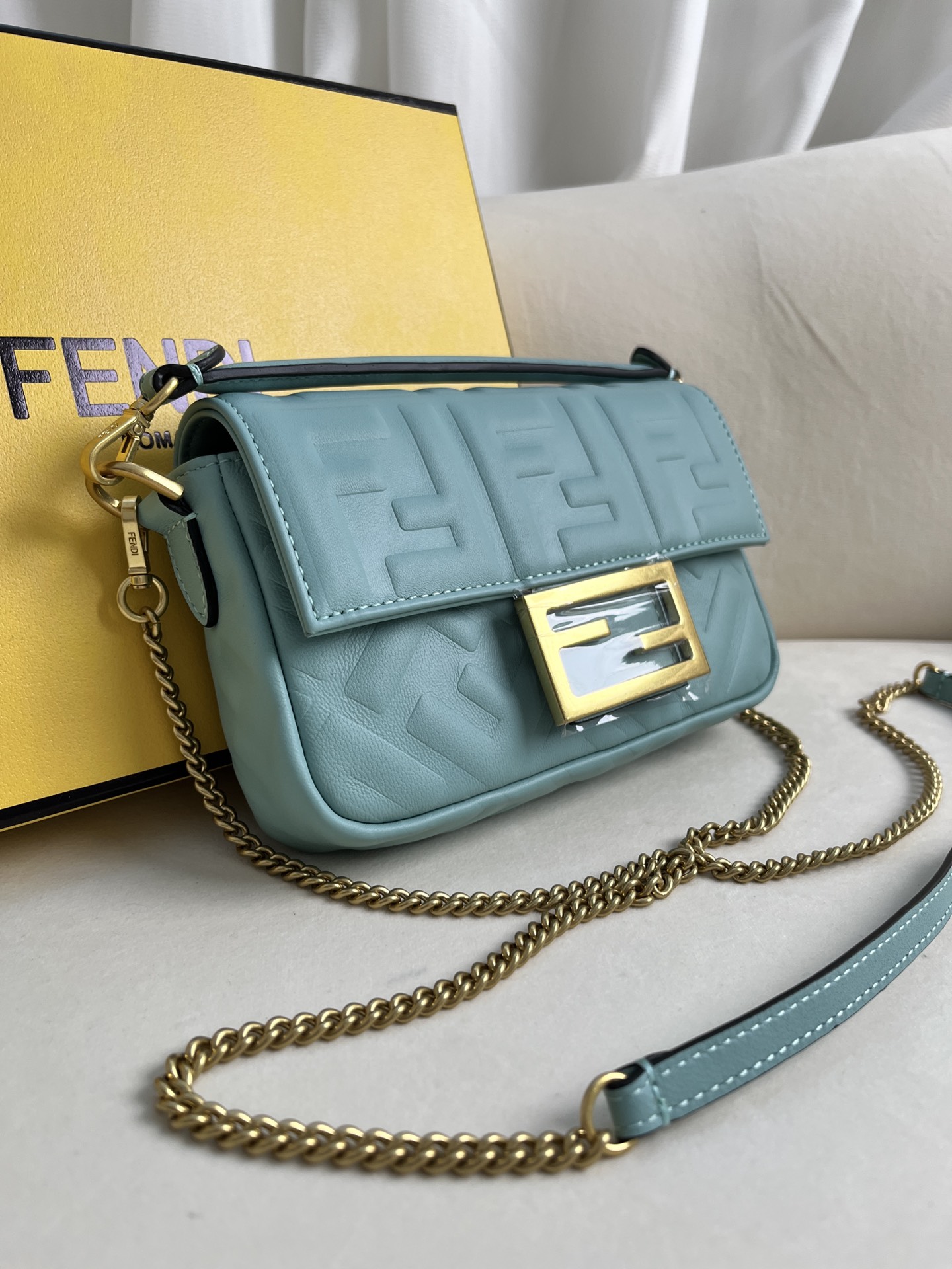 handbags FENDI 212 size:19*11.5*4cm - vstockx