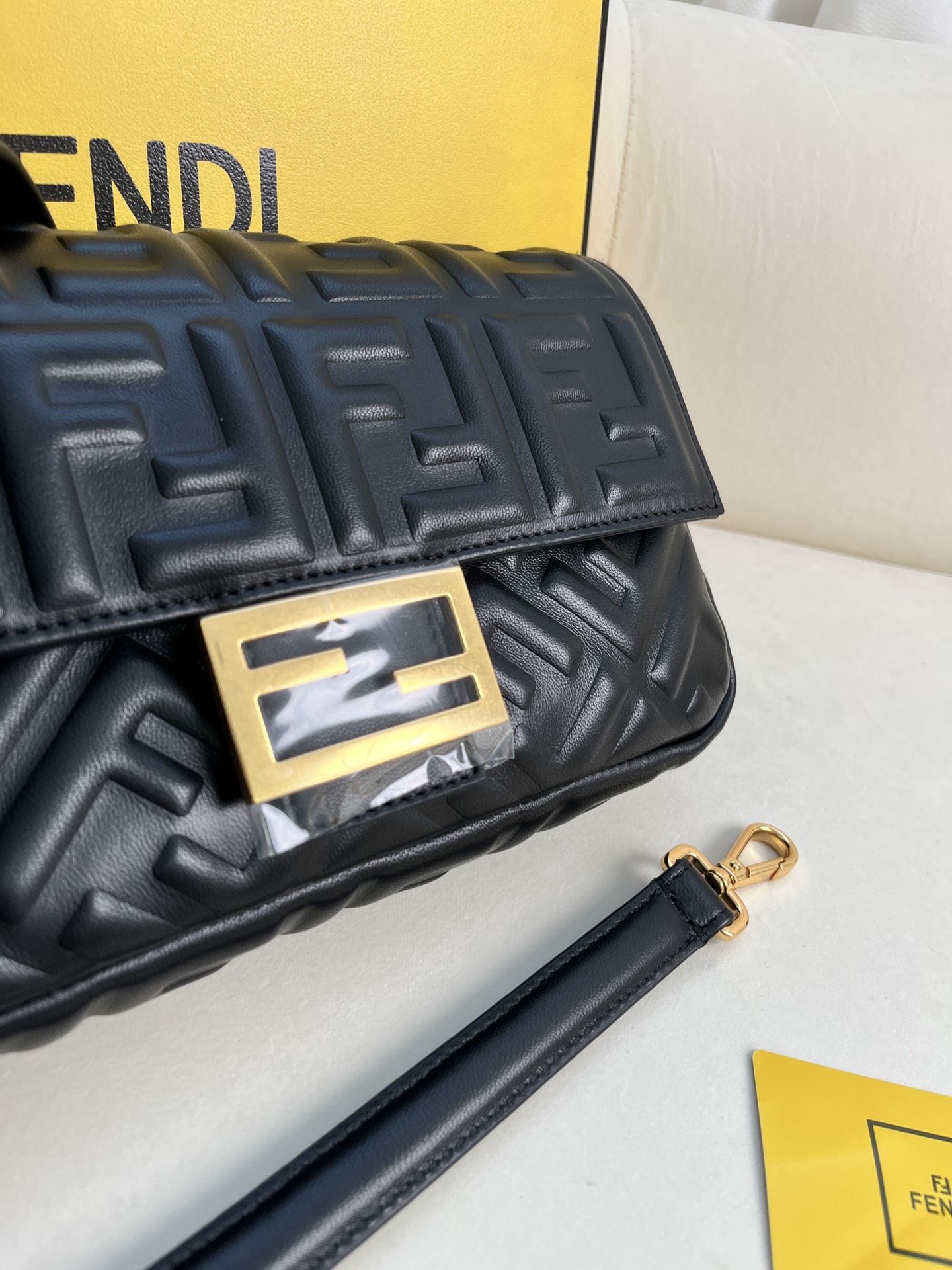 handbags FENDI 211 size:27*15*6cm - vstockx
