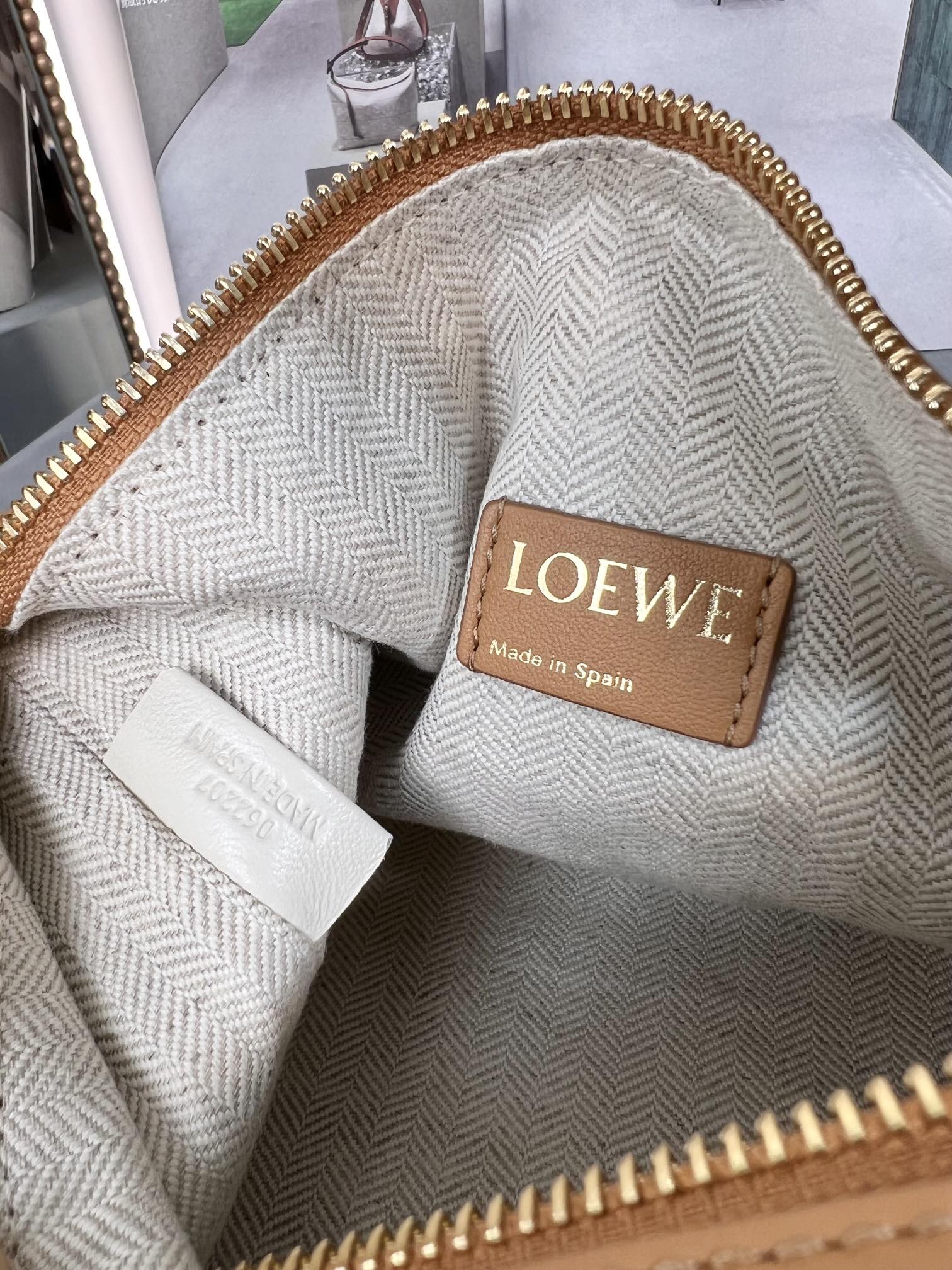 Handbags LOEWE Cubi size:21-17-13 cm - vstockx
