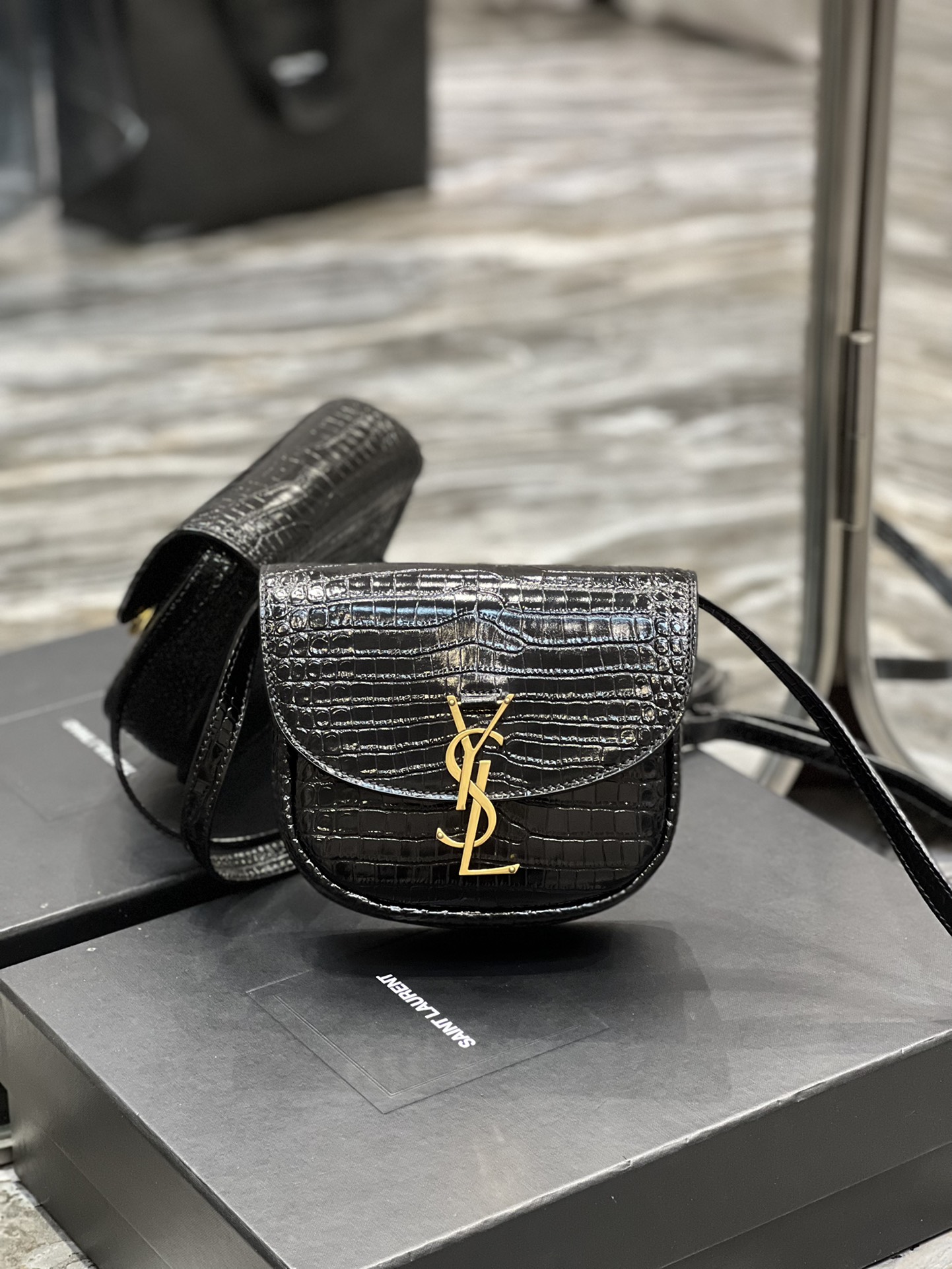 Handbags SAINT LAURENT 619740 size 18x15.5x5.5 cm - vstockx