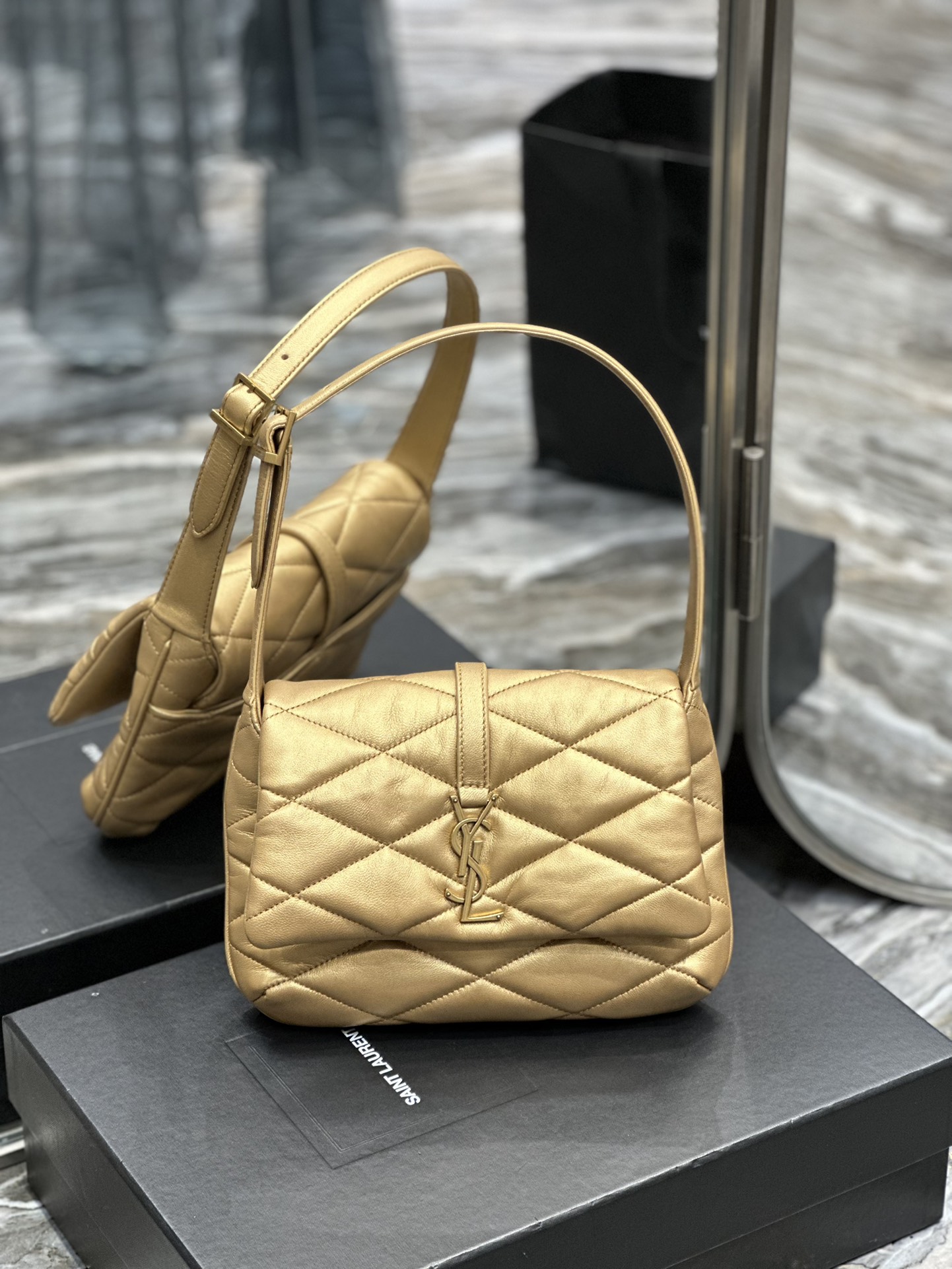 Handbags SAINT LAURENT 698567 size 24  18  5.5 cm - vstockx