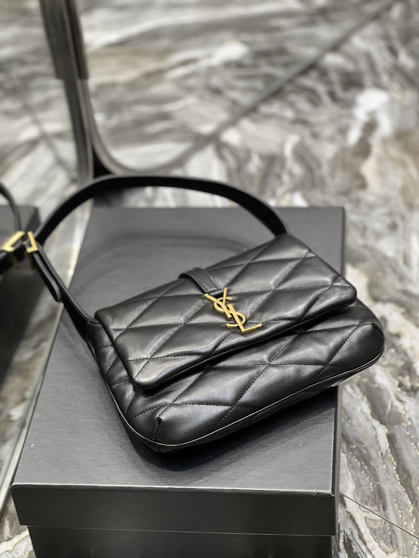 Handbags SAINT LAURENT 698567 size 24  18  5.5 cm - vstockx