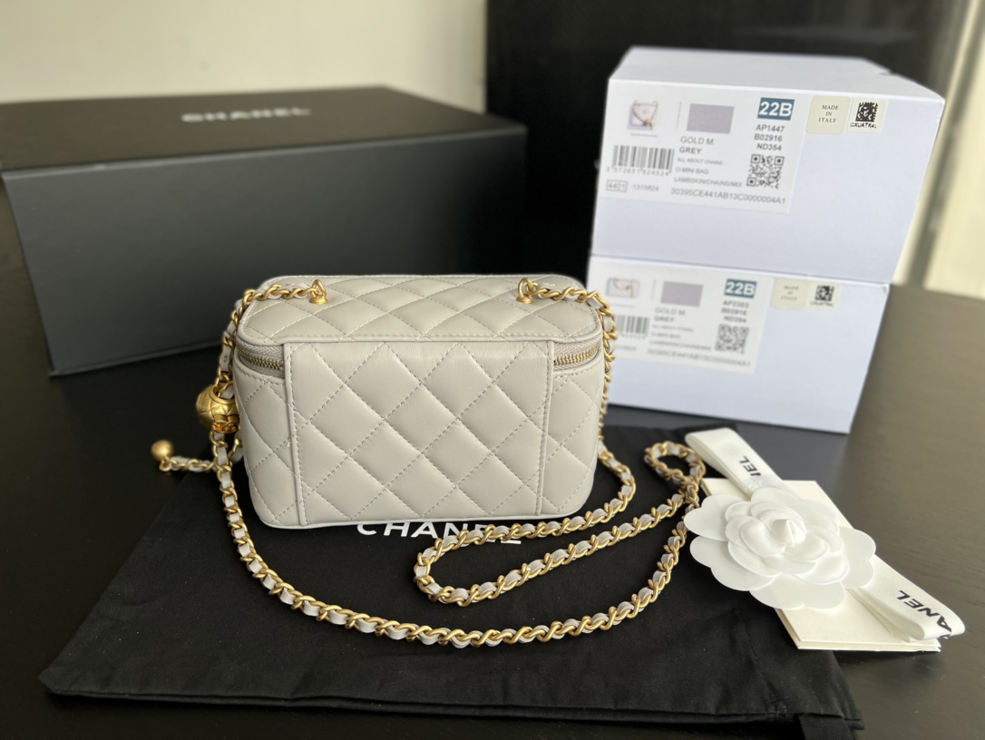 Handbag Chanel AP2303 size 17cmx9.5cmx8 cm - vstockx