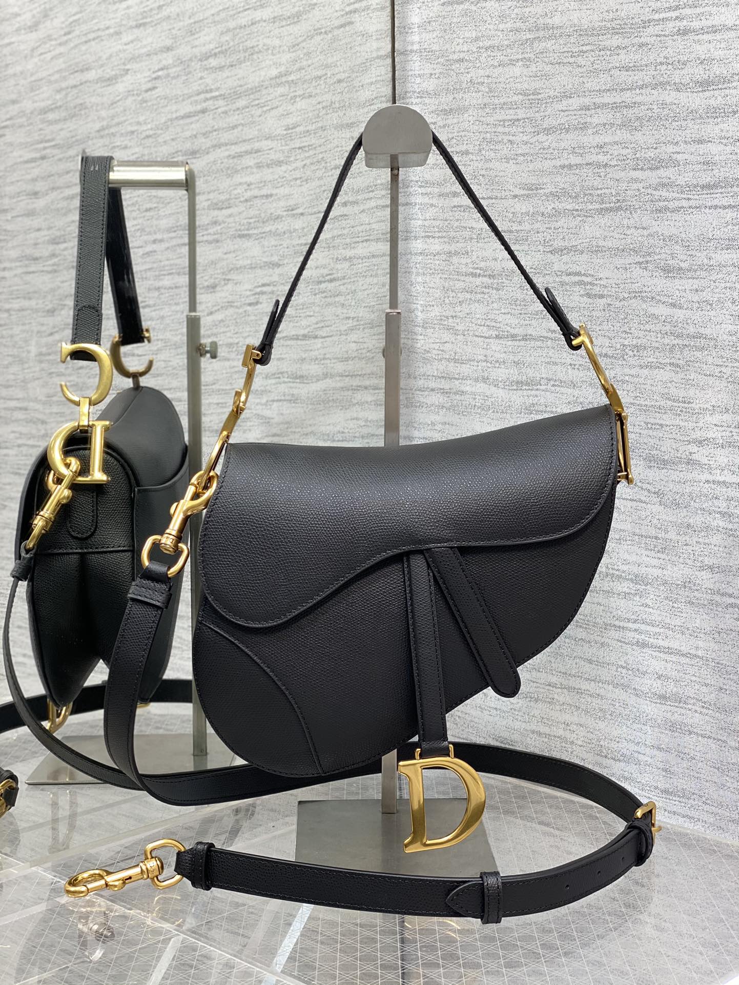 Handbag Dior 3351 size 24  6  18 cm - vstockx