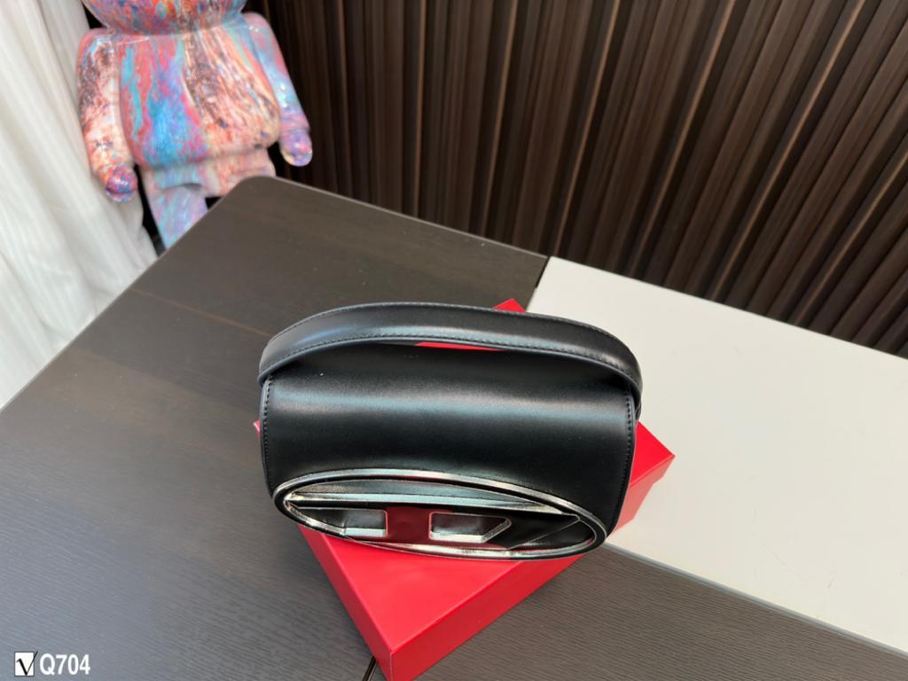 Handbag Diesel 4913 size 20*13*5.5 cm - vstockx