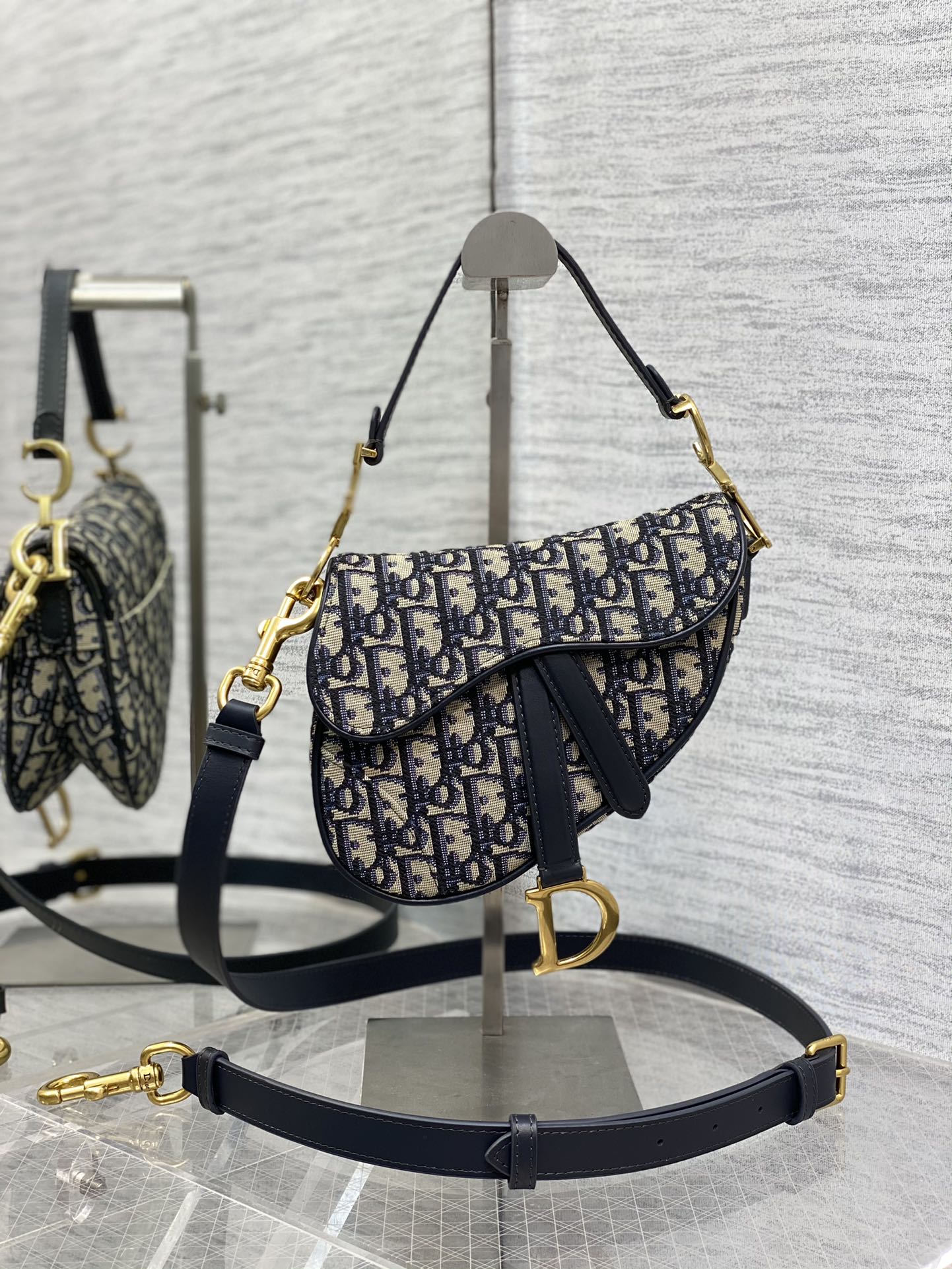Handbag Dior 3397 size 17  5  15 cm - vstockx