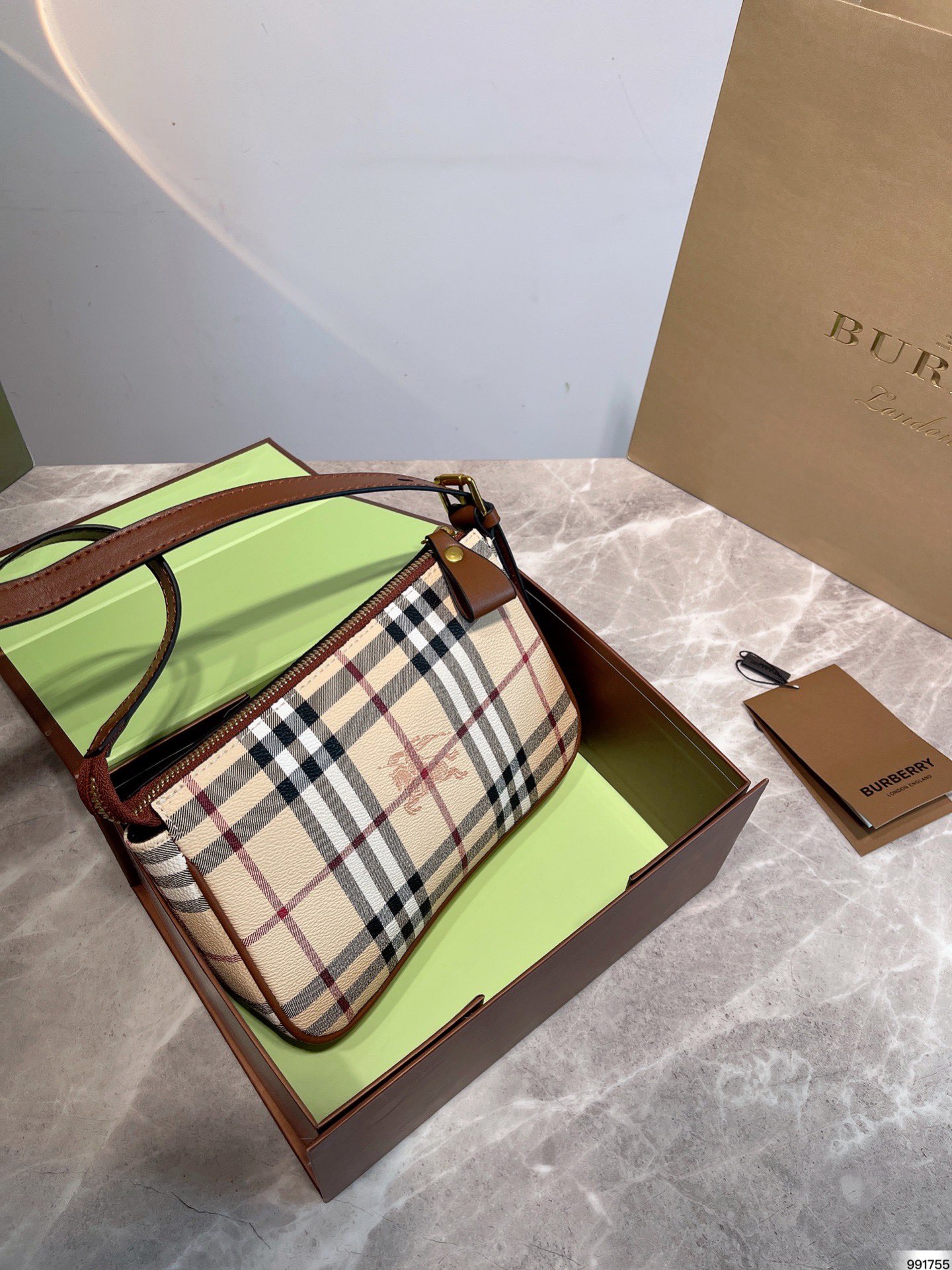 Burberry Խ  Խ        ܾ û аͱ          Ķ  ĸо   ֮ǰҲֻ          Ƭ  ߴ 21 cm x 14cm - vstockx