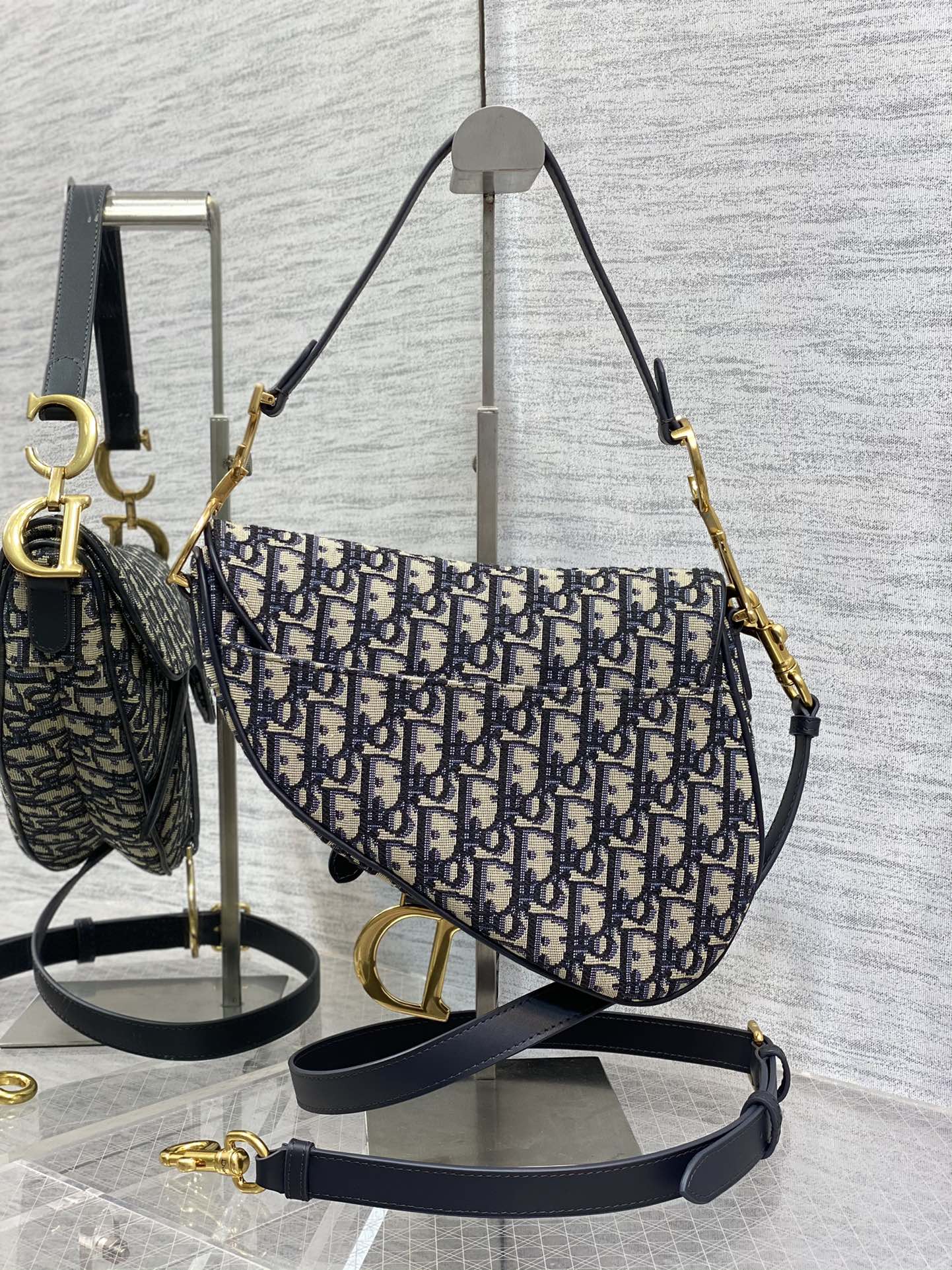 Handbag Dior 3351 size 24  6  18 cm - vstockx