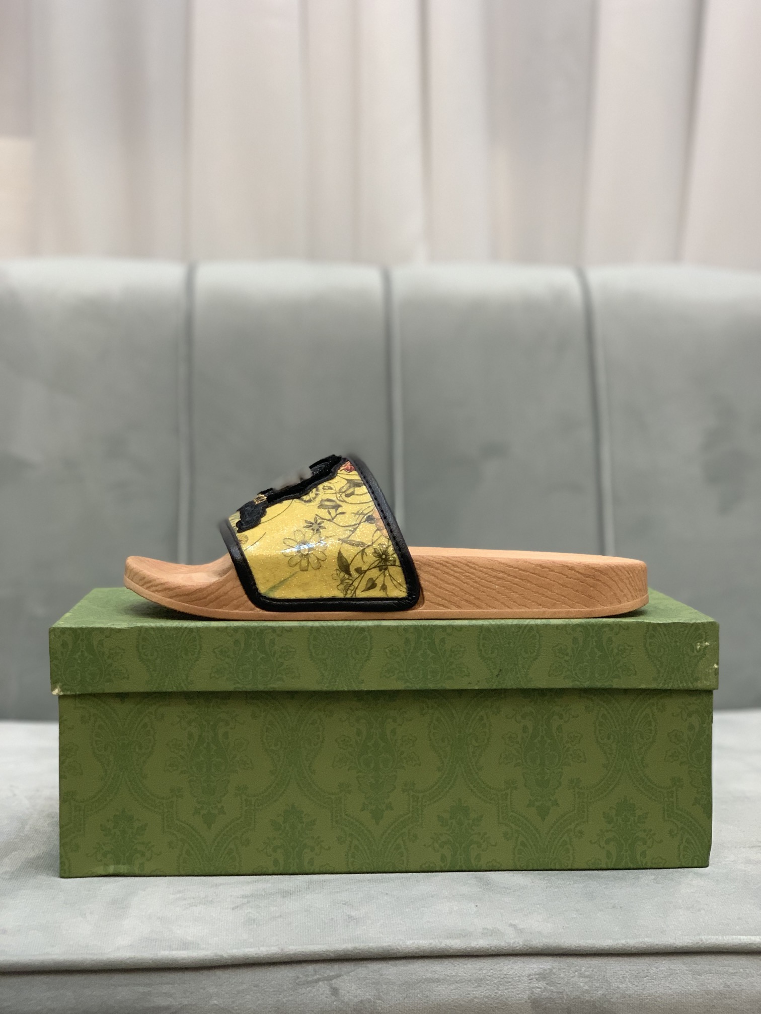 Gucci Slippers 54 - vstockx