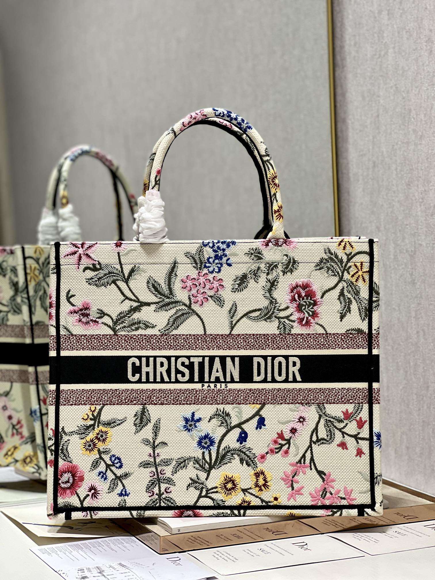 Handbag Dior 1286 size 42  35  18.5 cm - vstockx