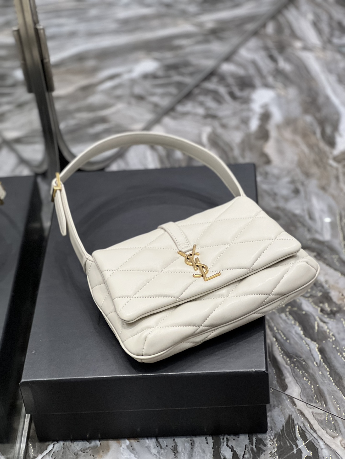 Handbags SAINT LAURENT 698567 size 24  18  5.5 cm - vstockx