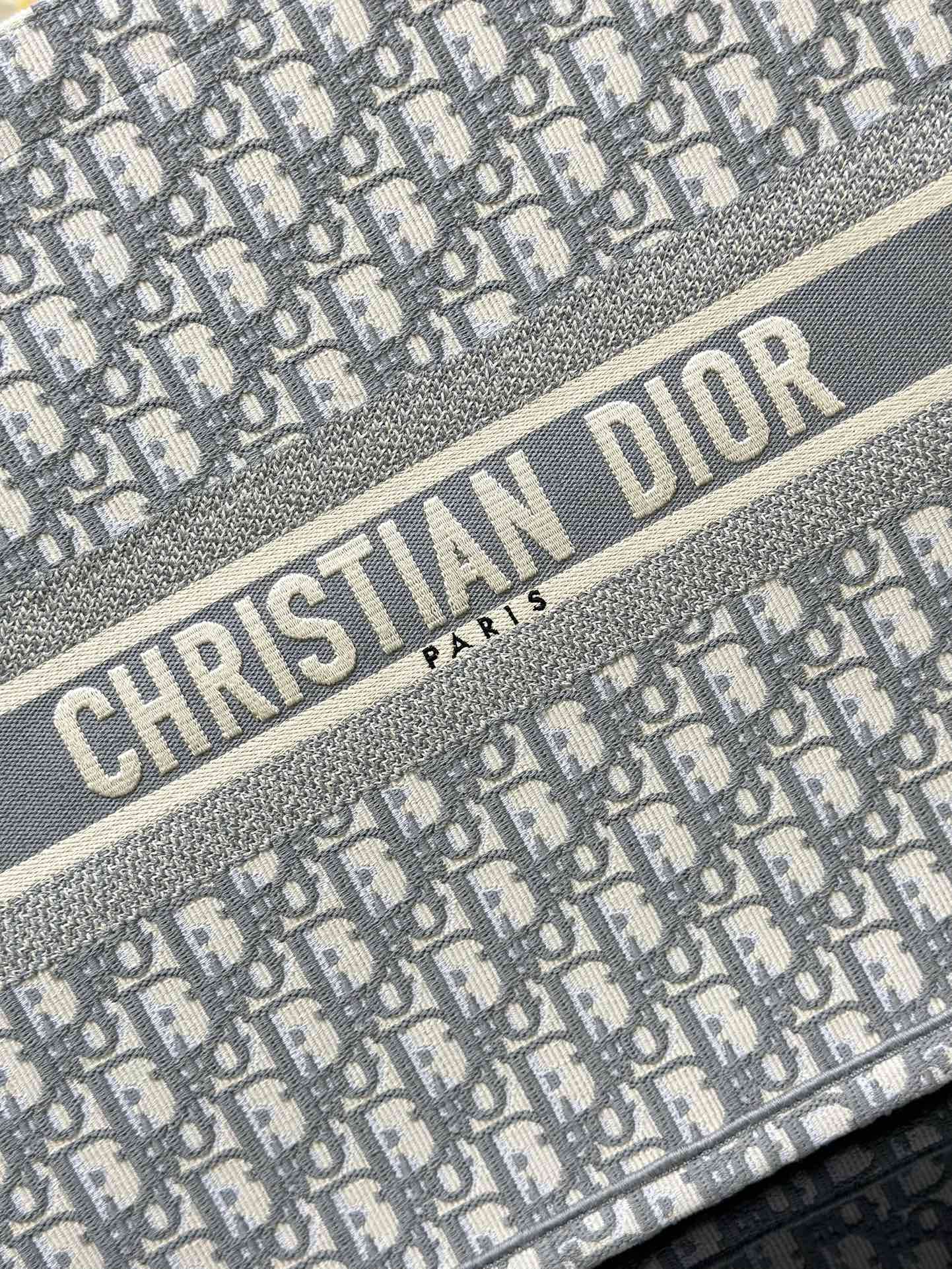Handbag Dior M1286 size 42 x 35 x 18.5 cm - vstockx