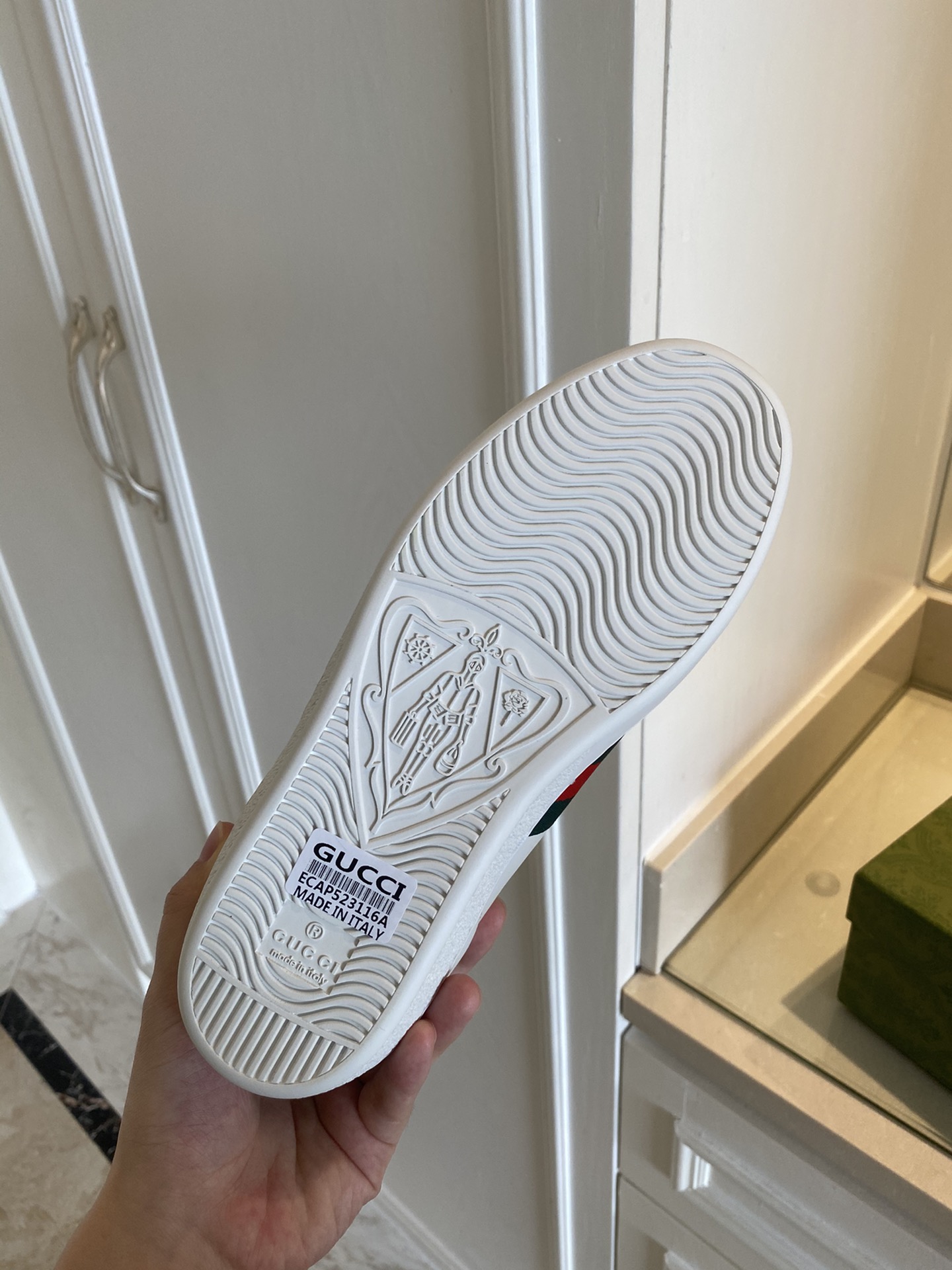 Gucci Women's Ace sneaker with bee sneaker 4 - vstockx