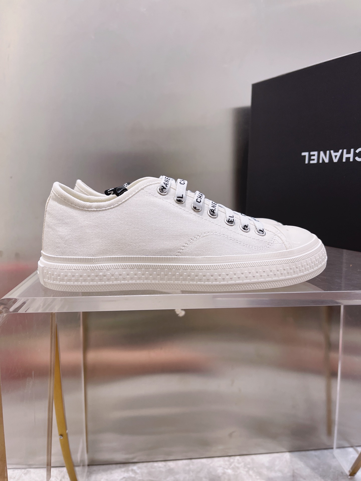 Chanel Flat canvas Sneaker 8 - vstockx