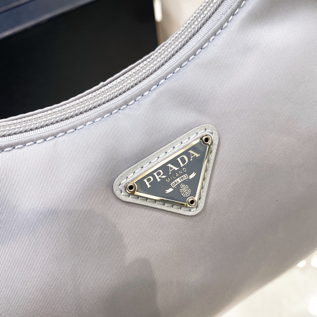 handbags prada Hobo 1NE515 Re-edition 2000 Size:22*17*6 - vstockx