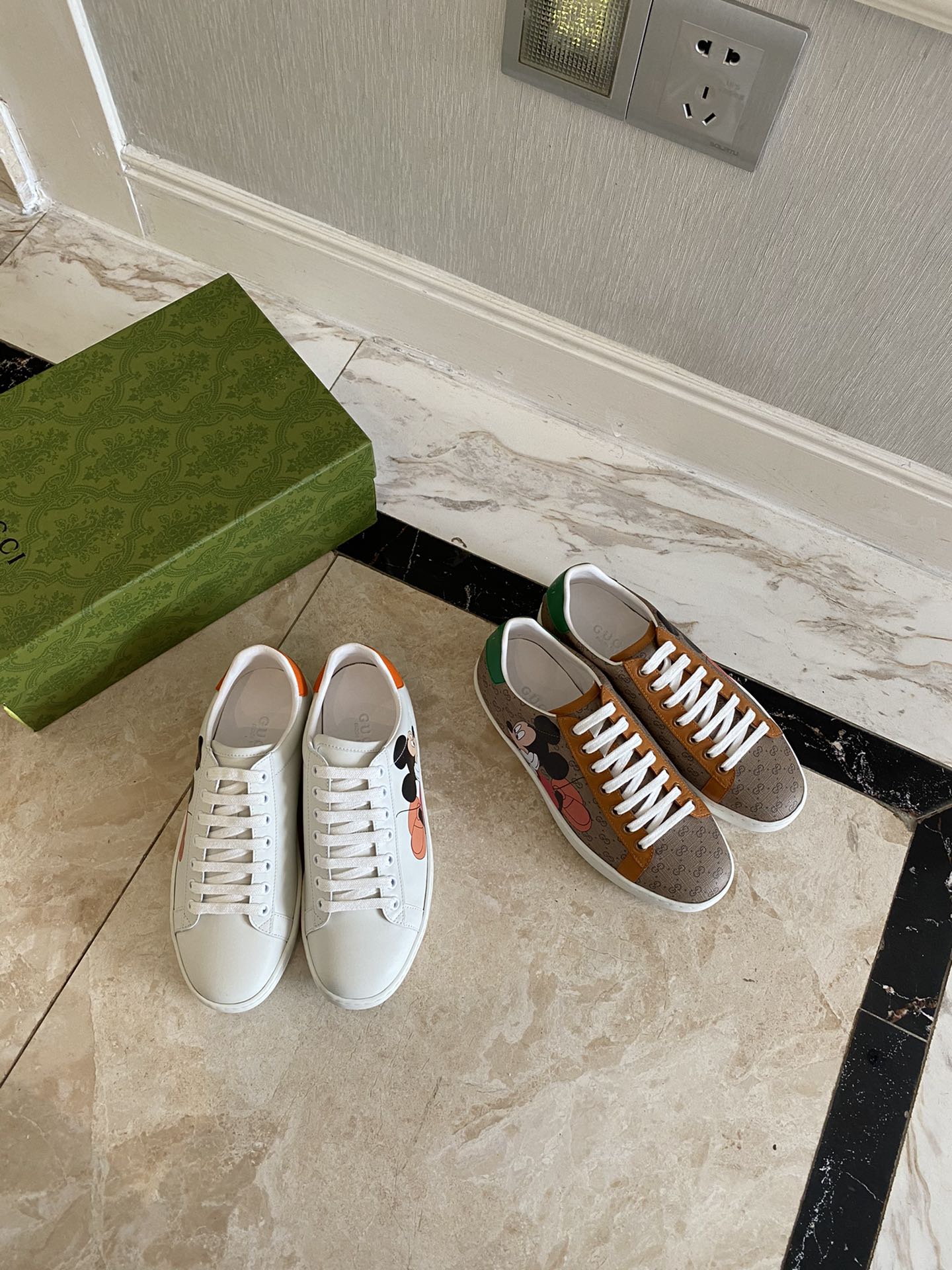 Gucci Women's Ace sneaker with bee sneaker 4 - vstockx