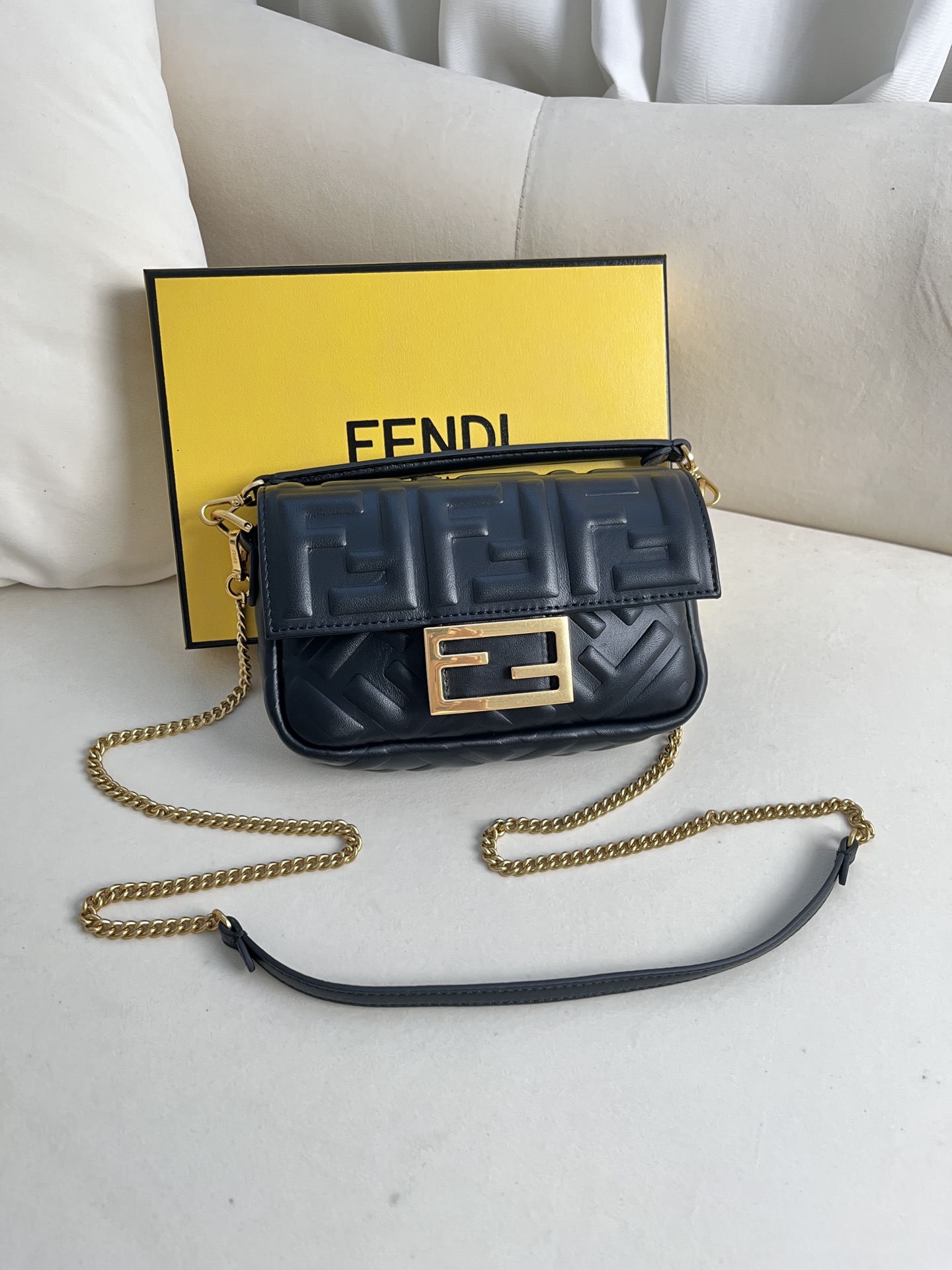 handbags FENDI 212 size:19*11.5*4cm - vstockx