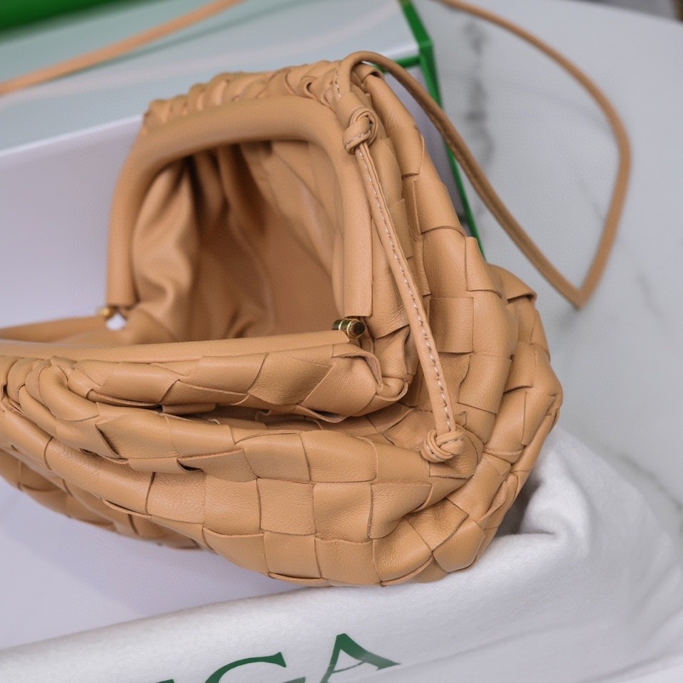 handbags Bottega Veneta The pouch size:23*13*8 - vstockx