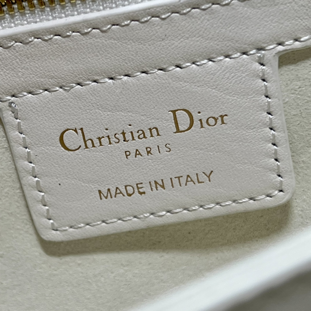 Handbag Dior 1202 size 23  26  8 cm - vstockx