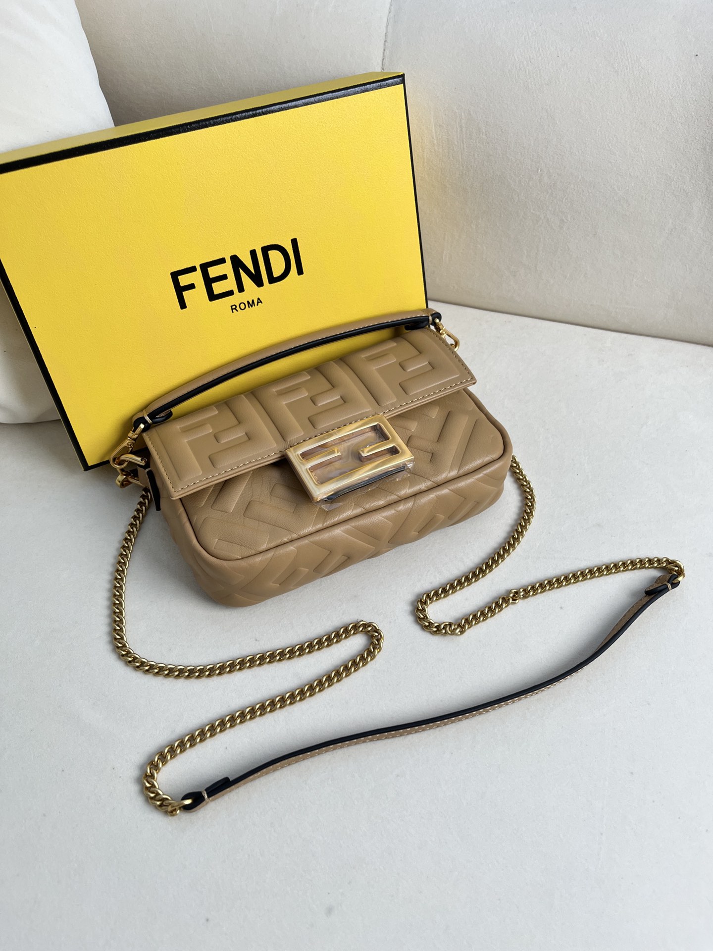 handbags FENDI 212 size:19*11.5*4cm - vstockx