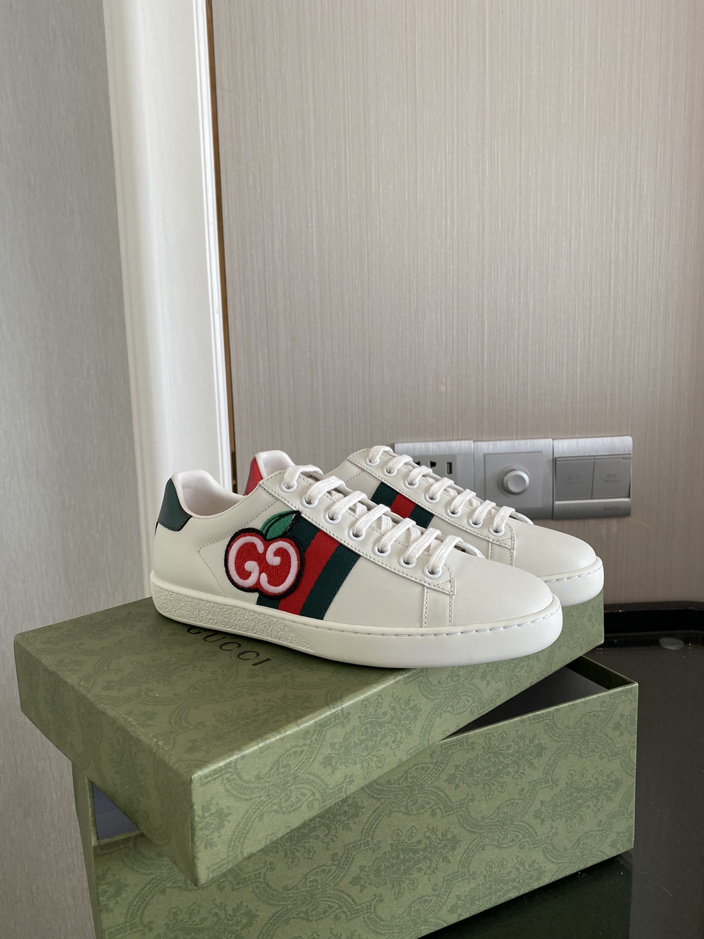 Gucci Women's Ace sneaker with bee sneaker 4 - vstockx