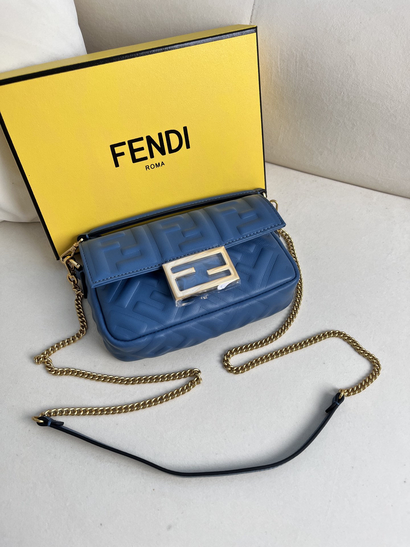 handbags FENDI 212 size:19*11.5*4cm - vstockx