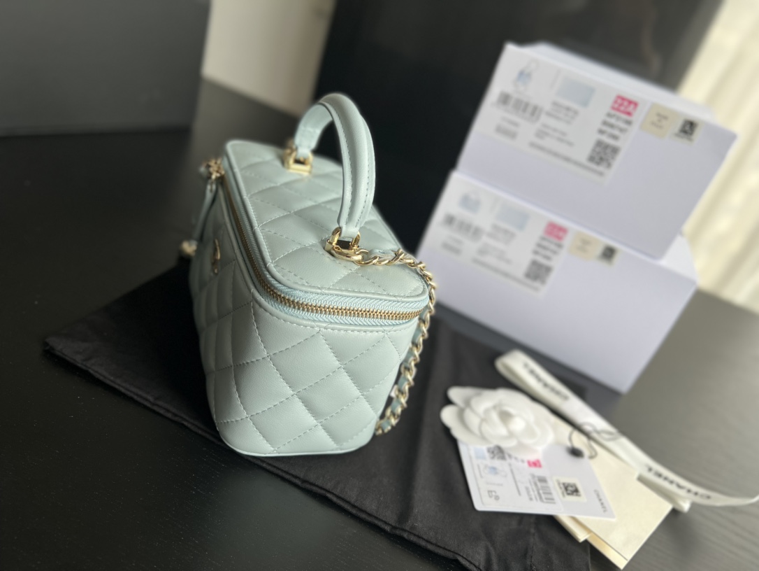 Handbag Chanel AP2199 size 17cmx9.5cmx8 cm - vstockx