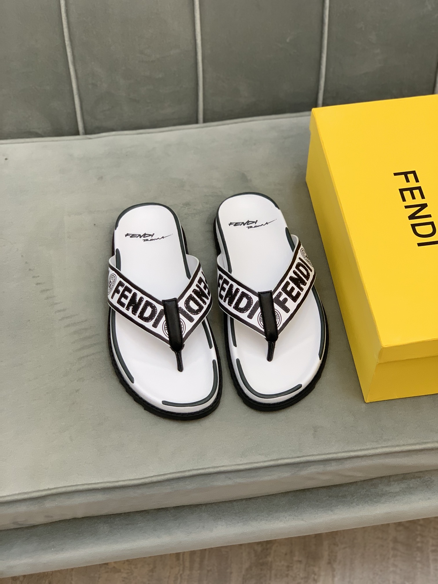Fendi Slides 11 - vstockx
