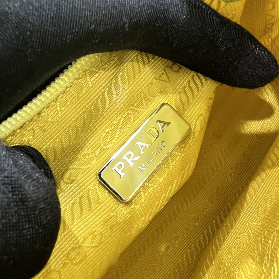 handbags prada Hobo 1NE515 re-edition 2000 Size:22*17*6 - vstockx