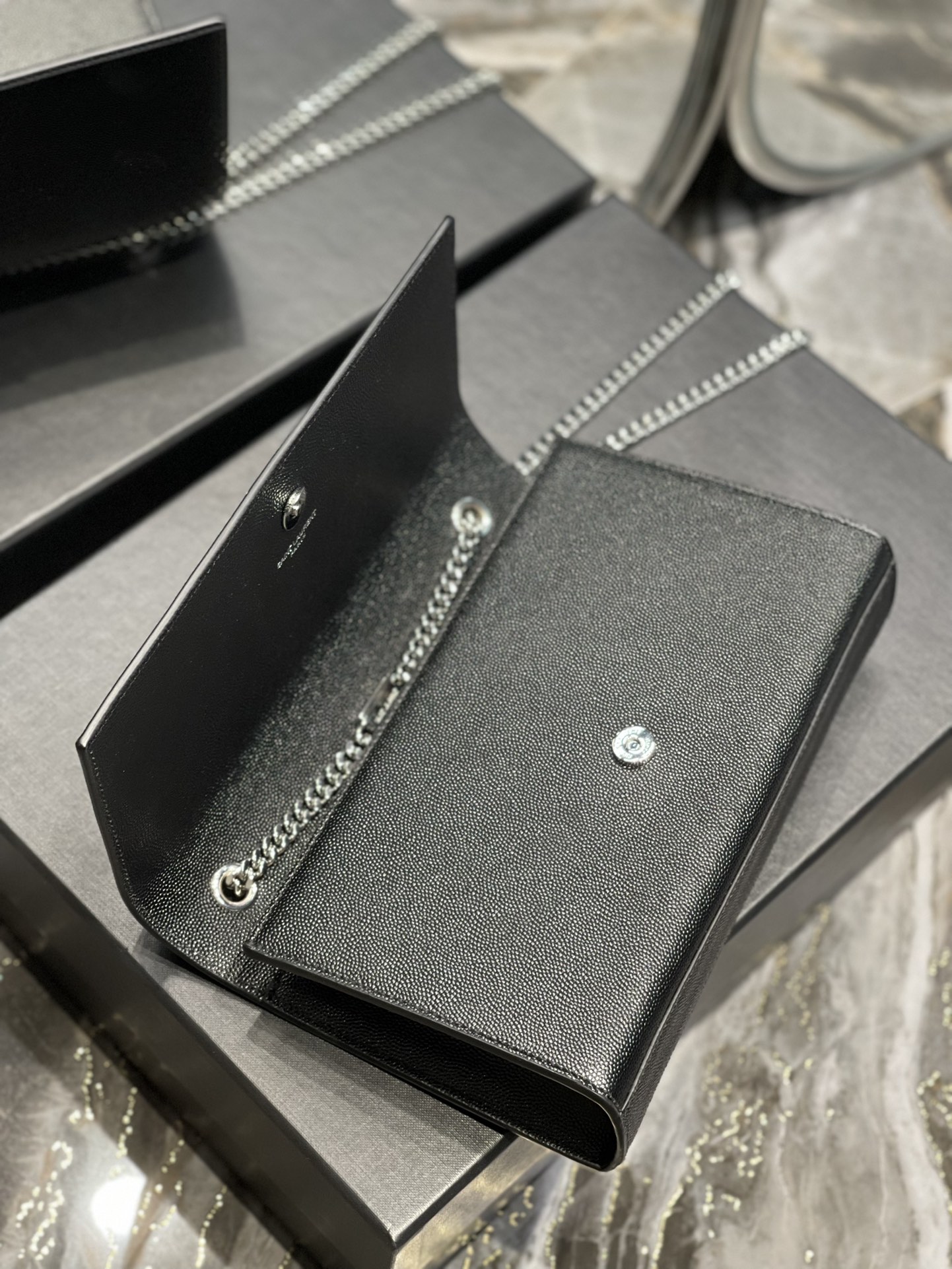 Handbags SAINT LAURENT 364021 size 24x14.5x5 cm - vstockx