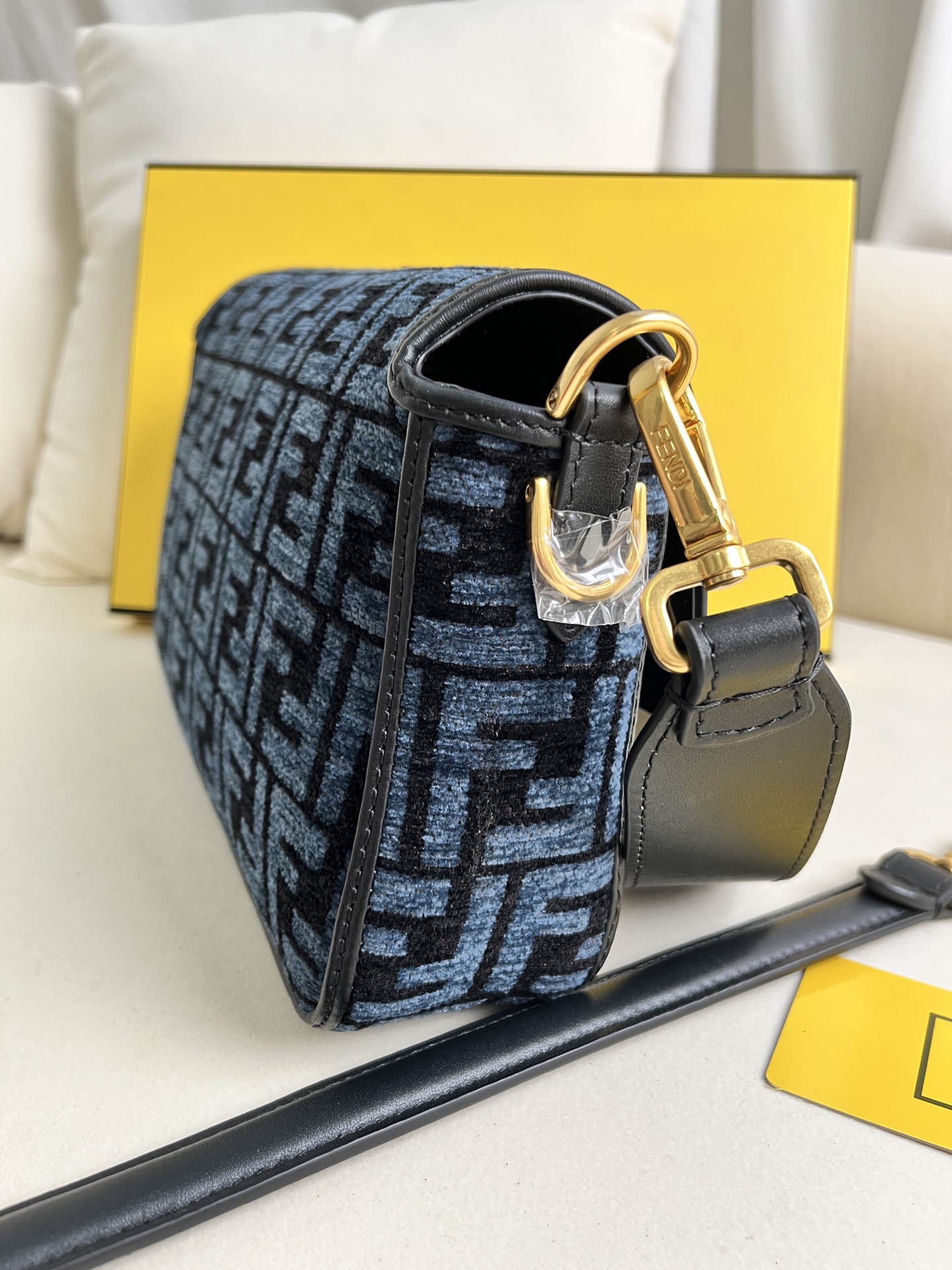 handbags FENDI 233 size:27*15*6cm - vstockx