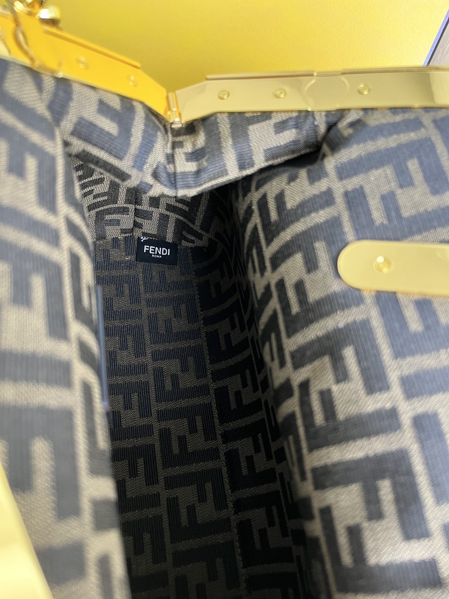 handbags FENDI 209 size:32.5*15*23.5cm - vstockx