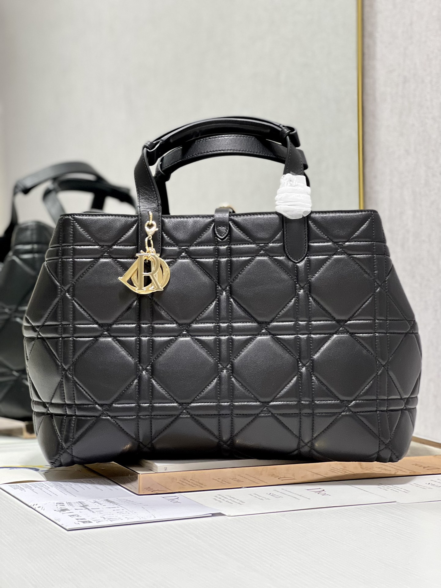 Handbag Dior 1188 size 37  43  22 cm - vstockx
