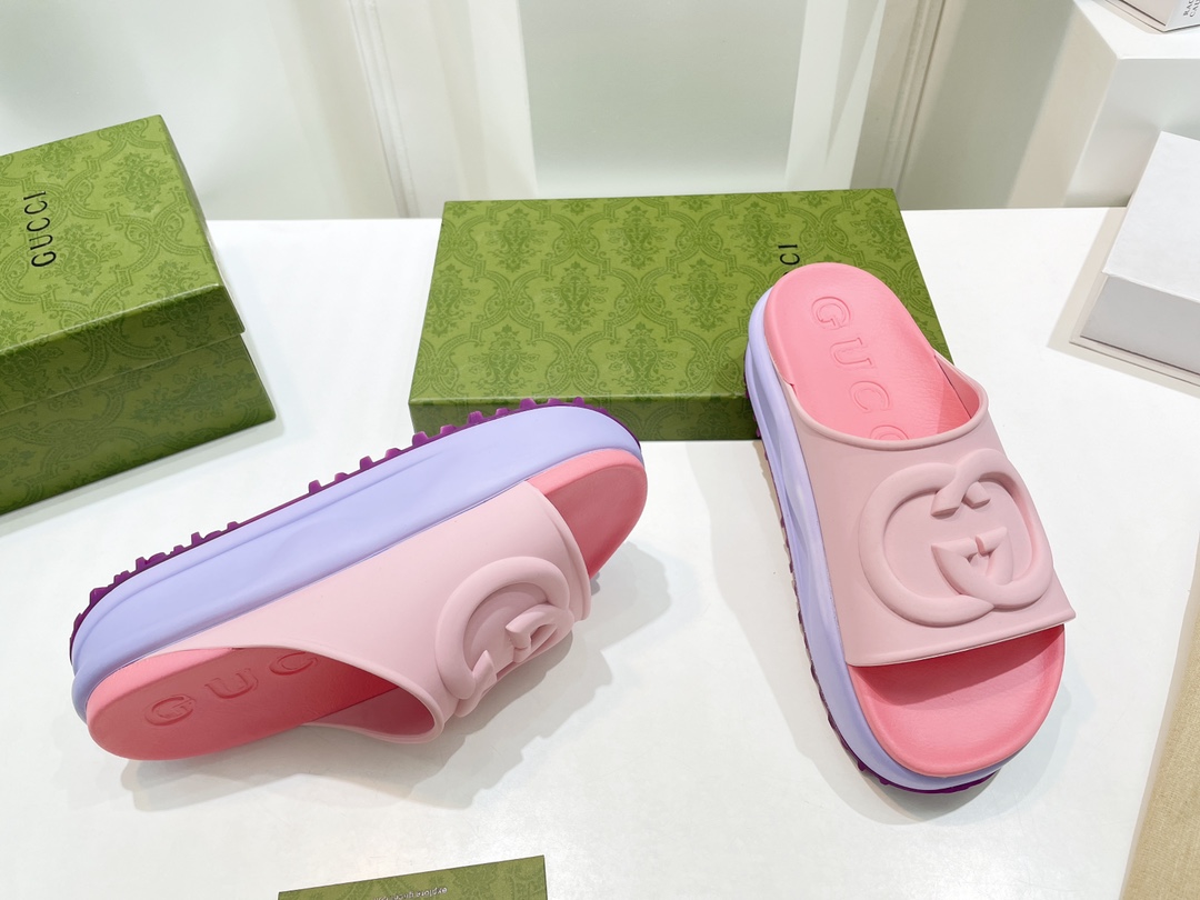 Gucci Women's slide sandal with Interlocking G WOMEN 5 - vstockx