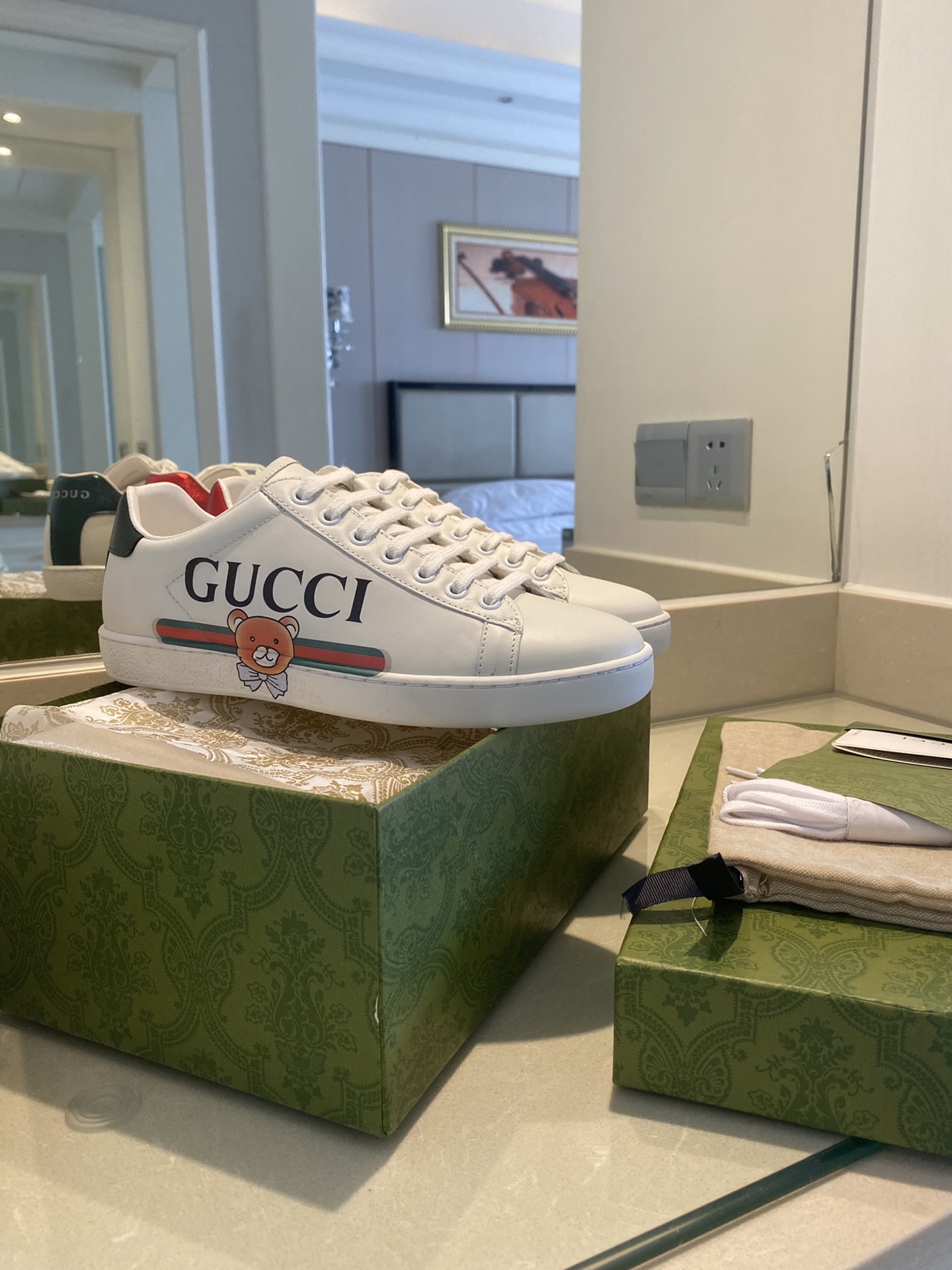 Gucci Women's Ace sneaker with bee sneaker 4 - vstockx